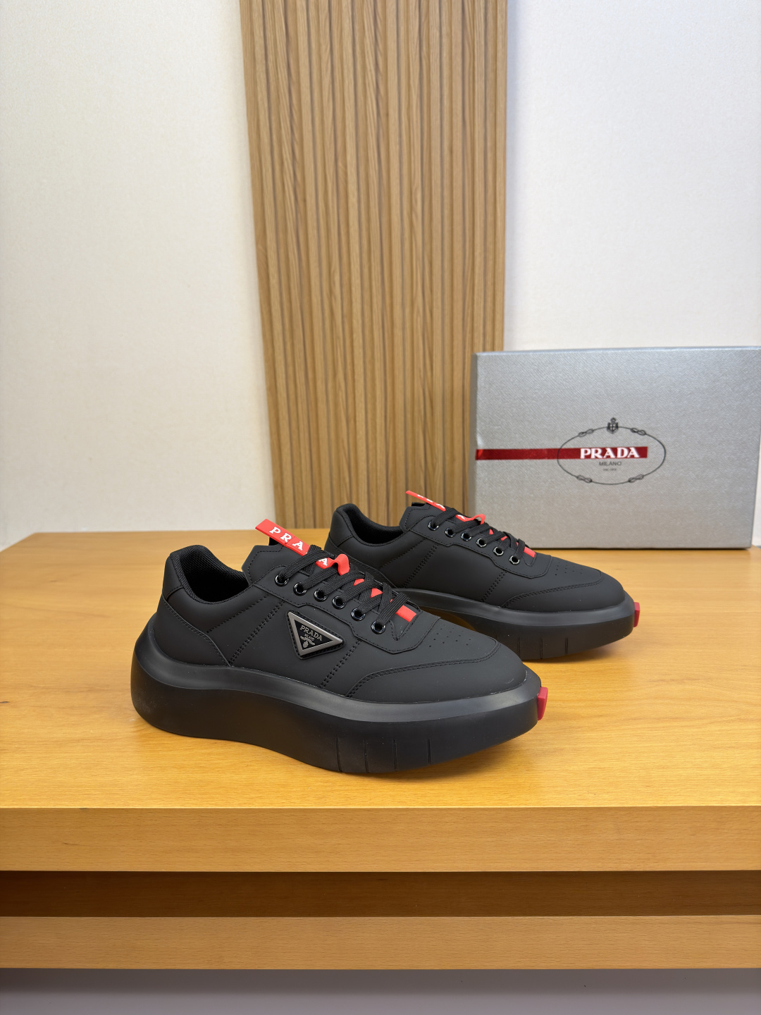NO:853593,[PRADA] Prada - High-end quality original casual sports shoes - Original silk calfskin upper, brand metal fasteners, plastic logo stitched on the tongue - Brand canvas lining, feet; water-dyed cowhide - Outsole ultra-light TPU foam rubber; two-color molded outsole - Super high quality control, fine workmanship highlighted (high-end, luxury, grade) -Size  38-44 (45,46, can be customized)·0835,,prada,prada,sneakers,cowhide19860909【 PRADA】普拉达  -高端品质 原单·休闲运动鞋 -鞋面原版丝绸小牛皮、品牌金属扣件、鞋舌车缝塑胶logo标识 -内里品牌帆布,垫脚；水染牛皮 -大底超轻TPU发泡·橡胶；双色成型大底 -超高品控·做工精细凸显(高端·贵气·档次) -Size 38-44（45,46,可订做)·0835,,prada,prada,sneakers,cowhide,Men's shoes