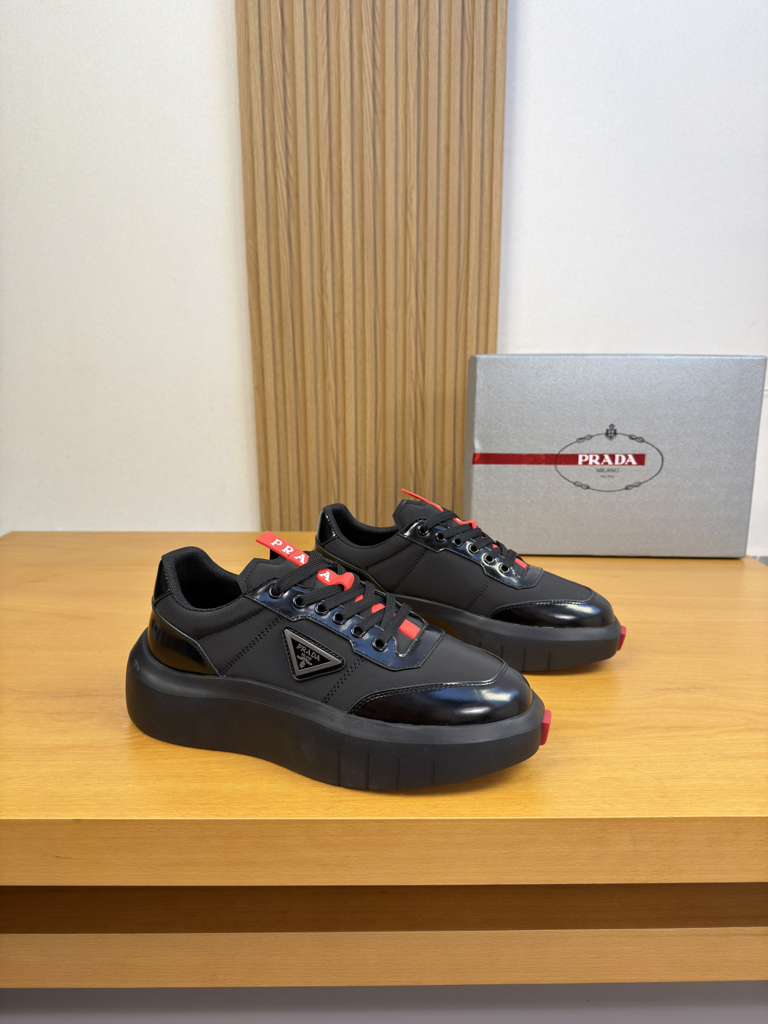 NO:853606,[PRADA] Prada - high-end quality original casual sports shoes - original open-edge beaded calfskin, Nappa calfskin, branded metal fasteners, tongue sewn plastic logo - branded canvas lining, feet; water-dyed cowhide - outsole ultra-light TPU foam rubber; two-color molded outsole - ultra-high quality control, fine workmanship highlighted (high-end, luxury, grade) -Size  38-44 (45,46, can be customized)·0835,,prada,prada,sneakers,cowhide19860909【 PRADA】普拉达  -高端品质 原单·休闲运动鞋 -鞋面原版开边珠小牛皮、纳帕小牛皮、品牌金属扣件、鞋舌车缝塑胶logo标识 -内里品牌帆布,垫脚；水染牛皮 -大底超轻TPU发泡·橡胶；双色成型大底 -超高品控·做工精细凸显(高端·贵气·档次) -Size 38-44（45,46,可订做)·0835,,prada,prada,sneakers,cowhide,Men's shoes