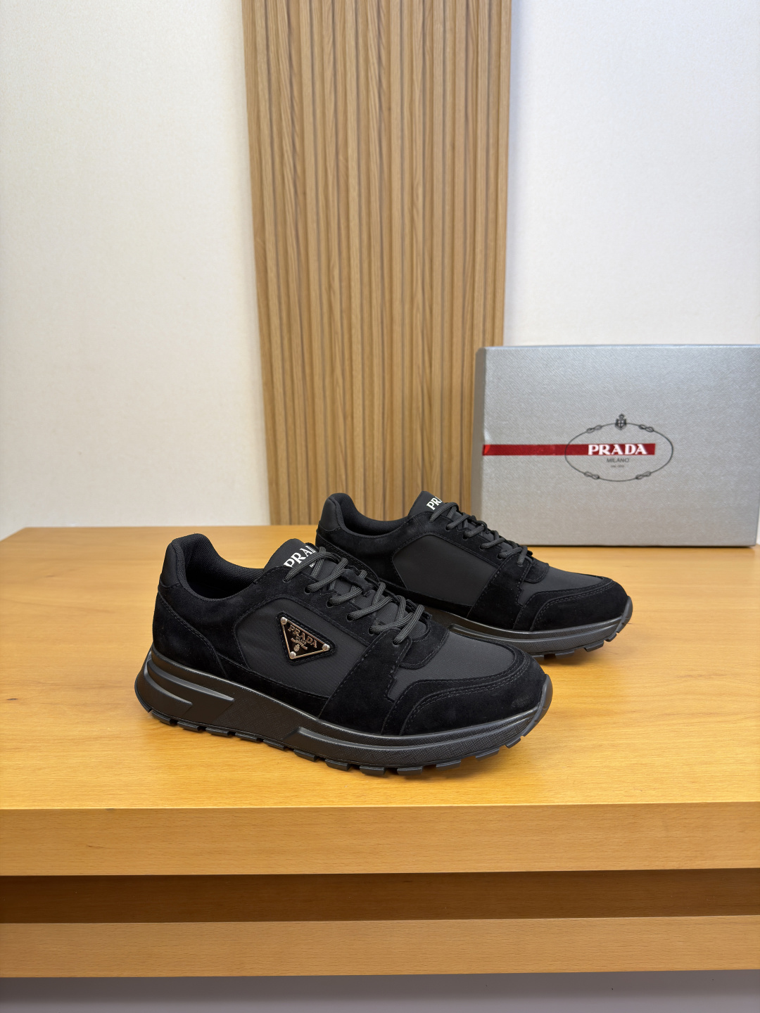 NO:853617,[PRADA] Prada - high-end quality original casual sports shoes - suede calfskin upper, brand high mercerized canvas, brand metal fasteners sewn on the shoe body, brand logo screen-printed on the tongue - brand canvas lining, feet; water-dyed cowhide - outsole ultra-light TPU foam rubber; molded outsole - ultra-high quality control, fine workmanship highlighted (high-end, luxury, grade) -Size  38-45 (46, can be customized)·,,prada,prada,sneakers,cowhide19860909【 PRADA】普拉达 -高端品质 原单·休闲运动鞋 -鞋面反绒小牛皮、品牌高丝光帆布、鞋身车缝品牌金属扣件、鞋舌丝印品牌logo -内里品牌帆布,垫脚；水染牛皮 -大底超轻TPU发泡·橡胶; 成型大底 -超高品控·做工精细凸显(高端·贵气·档次) -Size 38-45（46,可订做)·,,prada,prada,sneakers,cowhide,Men's shoes