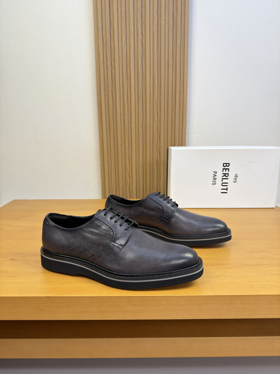 NO:854116,[Berluti] Berluti (Bruti) - high-end quality original order formal leather shoes - imported full-grain waxed calfskin for the upper. Pure manual color-changing process. Laser brand totem, shoe ear car anti-dark line process - water-dyed cowhide inside - outsole ultra-light TPU foam rubber; combined molded outsole - ultra-high quality control, fine workmanship highlighted (high-end, luxury, grade) -Size  39-44 (38, 45, 46, can be customized)·BLT0155,,cowhide19860909【 Berluti】伯尔鲁帝(布鲁提) -高端品质 原单·正装皮鞋 -鞋面进口进口纳全粒面腊感小牛皮.纯手工改色工艺.激光品牌图腾、鞋耳车反暗线工艺 -内里水染牛皮 -大底超轻TPU发泡·橡胶；组合成型大底 -超高品控·做工精细凸显( 高端·贵气·档次 ) -Size 39-44（38,45,46,可订做)·BLT0155,,cowhide,Men's shoes