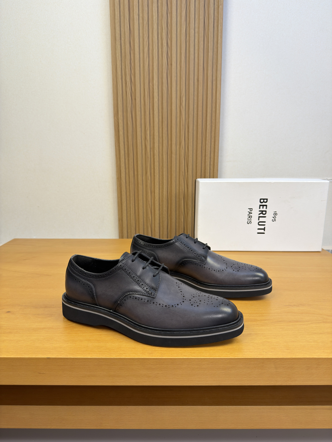 NO:854125,[Berluti] Berluti (Bruti) - High-end quality original order formal leather shoes - Imported full-grain waxed calfskin for the uppers. Purely manual color-changing process, laser drilling - Water-dyed cowhide inside - Ultra-light TPU foam rubber outsole; combined molded outsole - Ultra-high quality control, fine workmanship highlighted (high-end, luxury, grade) -Size  39-44 (38, 45, 46, can be customized)·BLT0155,,cowhide19860909【 Berluti】伯尔鲁帝(布鲁提) -高端品质 原单·正装皮鞋 -鞋面进口进口纳全粒面腊感小牛皮.纯手工改色工艺、激光打孔 -内里水染牛皮 -大底超轻TPU发泡·橡胶；组合成型大底 -超高品控·做工精细凸显( 高端·贵气·档次 ) -Size 39-44（38,45,46,可订做)·BLT0155,,cowhide,Men's shoes