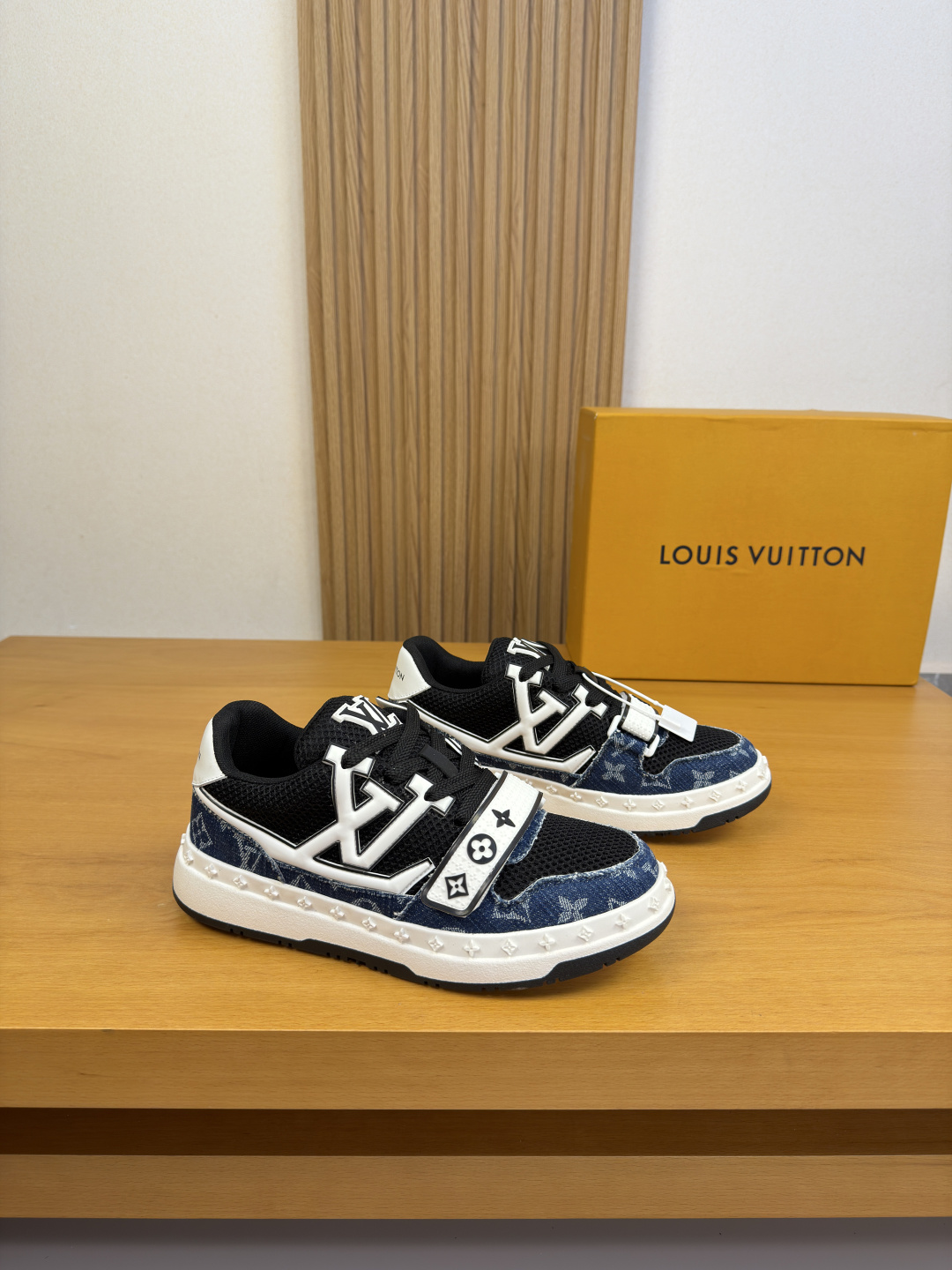 NO:854134,[Louis Vuitton] Louis Vuitton - high-end quality original single casual sports shoes - upper; original brand totem denim canvas, brand high mercerized hollow mesh canvas, shoe body. Sewn brand totem plastic module, brand Velcro technology, tongue. Sewing brand totem plastic logo, heel. Silk screen brand logo - Inner brand canvas - Outsole ultra-light TPR. Rubber; two-color molded outsole  -Ultra-high quality control, exquisite workmanship (high-end, luxury, grade) -Size 39-44 (38, 45, can be customized)·GVC0756,, louis vuitton, louis vuitton, sneakers19860909【Louis Vuitton】路易威登 -高端品质 原单·休闲运动鞋 -鞋面；原版品牌图腾牛仔帆布、品牌高丝光镂空网帆布、鞋身.车缝品牌图腾塑胶模块、品牌魔术贴工艺、鞋舌.车缝品牌图腾塑胶标识、后跟.丝印品牌logo -内里品牌帆布 -大底超轻TPR.橡胶；双色成型大底 -超高品控·做工精细凸显(高端·贵气·档次) -Size 39-44（38,45,可订做)·GVC0756,,louis vuitton,louis vuitton,sneakers,Men's shoes