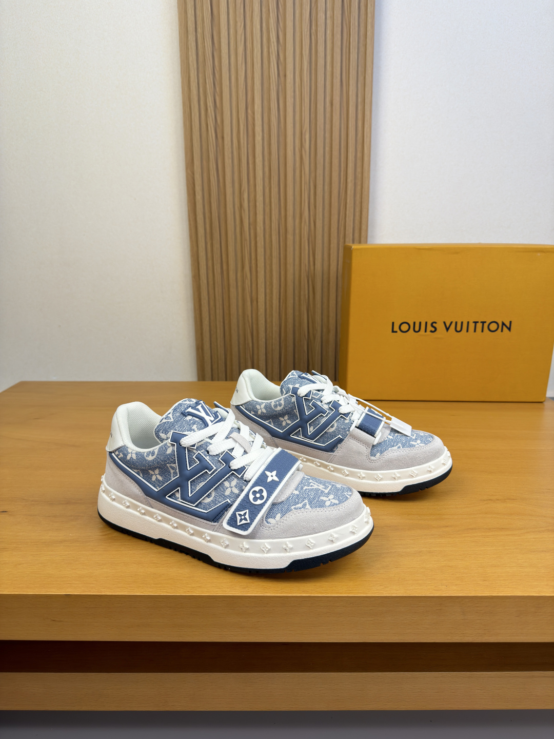 NO:854142,[Louis Vuitton] Louis Vuitton - high-end quality original casual sports shoes - upper; original suede calfskin, brand totem denim canvas, shoe body. Sewing brand totem plastic module, brand Velcro technology, tongue. Sewing brand totem plastic logo, heel. Silk screen brand logo - inner brand canvas - outsole ultra-light TPR. rubber; two-color molded outsole - ultra-high quality control, fine workmanship highlighted (high-end, luxury, grade)  -Size 39-44 (38,45, can be customized)·GVC0756,,louis vuitton,louis vuitton,sneakers,cowhide19860909【Louis Vuitton】路易威登 -高端品质 原单·休闲运动鞋 -鞋面；原版反绒小牛皮、品牌图腾牛仔帆布、鞋身.车缝品牌图腾塑胶模块、品牌魔术贴工艺、鞋舌.车缝品牌图腾塑胶标识、后跟.丝印品牌logo -内里品牌帆布 -大底超轻TPR.橡胶；双色成型大底 -超高品控·做工精细凸显(高端·贵气·档次) -Size 39-44（38,45,可订做)·GVC0756,,louis vuitton,louis vuitton,sneakers,cowhide,Men's shoes