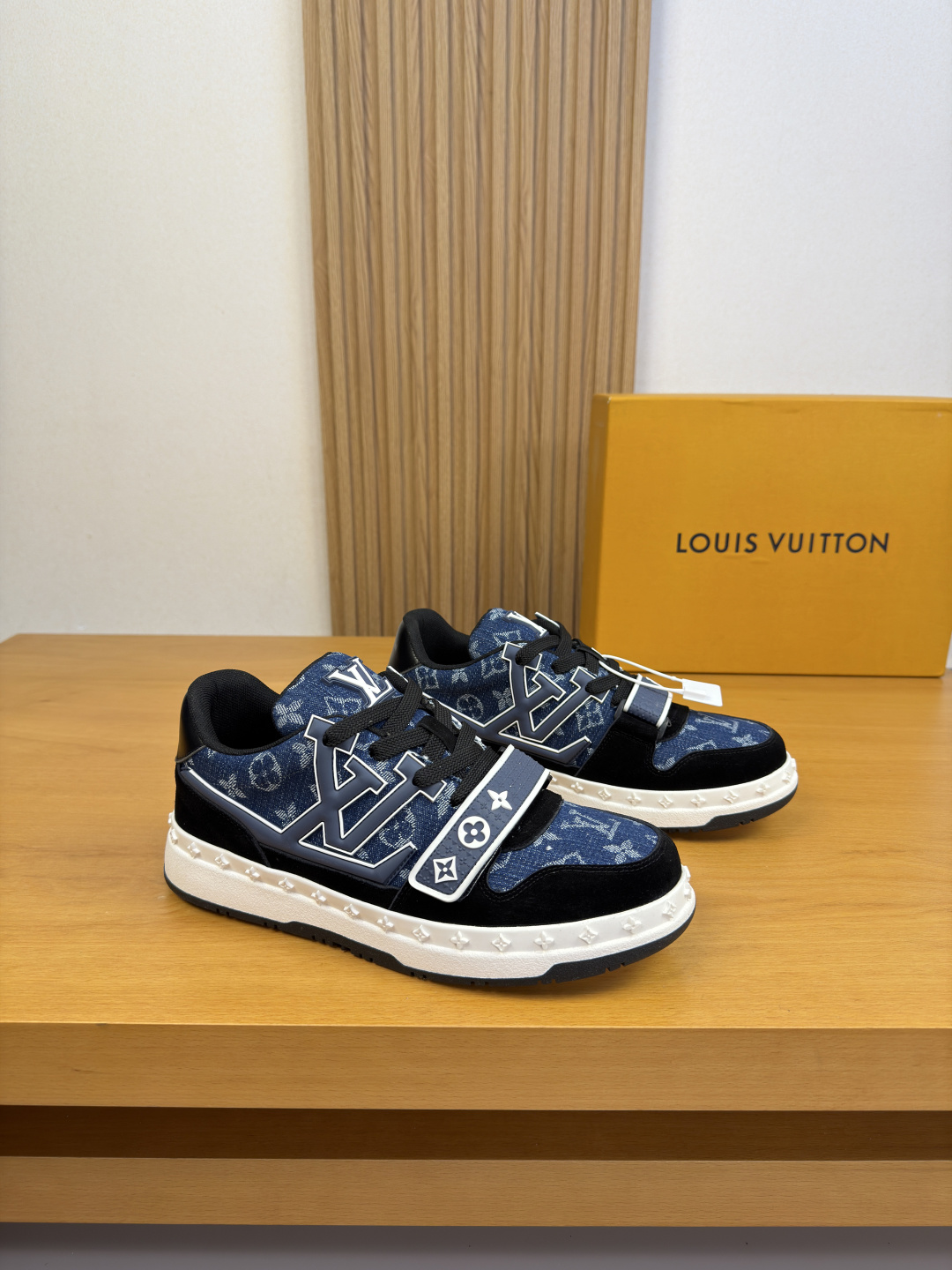 NO:854150,[Louis Vuitton] Louis Vuitton - high-end quality original casual sports shoes - upper; original suede calfskin, brand totem denim canvas, shoe body. Sewing brand totem plastic module, brand Velcro technology, tongue. Sewing brand totem plastic logo, heel. Silk screen brand logo - inner brand canvas - outsole ultra-light TPR. rubber; two-color molded outsole - ultra-high quality control, fine workmanship highlighted (high-end, luxury, grade)  -Size 39-44 (38,45, can be customized)·0756,,louis vuitton,louis vuitton,sneakers,cowhide19860909【Louis Vuitton】路易威登 -高端品质 原单·休闲运动鞋 -鞋面；原版反绒小牛皮、品牌图腾牛仔帆布、鞋身.车缝品牌图腾塑胶模块、品牌魔术贴工艺、鞋舌.车缝品牌图腾塑胶标识、后跟.丝印品牌logo -内里品牌帆布 -大底超轻TPR.橡胶；双色成型大底 -超高品控·做工精细凸显(高端·贵气·档次) -Size 39-44（38,45,可订做)·0756,,louis vuitton,louis vuitton,sneakers,cowhide,Men's shoes