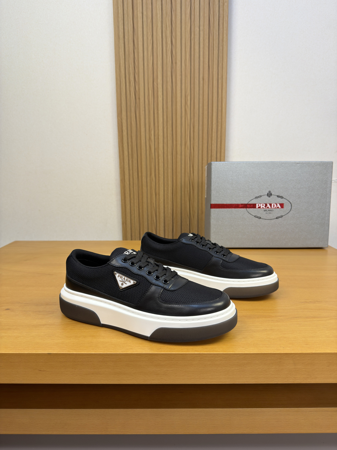 NO:854193,[PRADA] Prada - high-end quality original casual sports shoes - original nappa calfskin upper, brand high mercerized hollow canvas, shoe body, brand metal fasteners, tongue, injection molded brand plastic logo - brand canvas lining, feet; water-dyed cowhide - outsole ultra-light TPU foam rubber; two-color molded outsole - ultra-high quality control, fine workmanship highlighted (high-end, luxury, grade) -Size  39-44 (38, 45, 46, can be customized)·PR0231,, prada, prada, sneakers, cowhide19860909【PRADA】普拉达 -高端品质 原单·休闲运动鞋 -鞋面原版纳帕小牛皮、品牌高丝光镂空帆布、鞋身.品牌金属扣件、鞋舌.注塑品牌塑胶logo -内里品牌帆布,垫脚；水染牛皮 -大底超轻TPU发泡·橡胶；双色成型大底 -超高品控·做工精细凸显(高端·贵气·档次) -Size 39-44（38,45,46,可订做)·PR0231,,prada,prada,sneakers,cowhide,Men's shoes