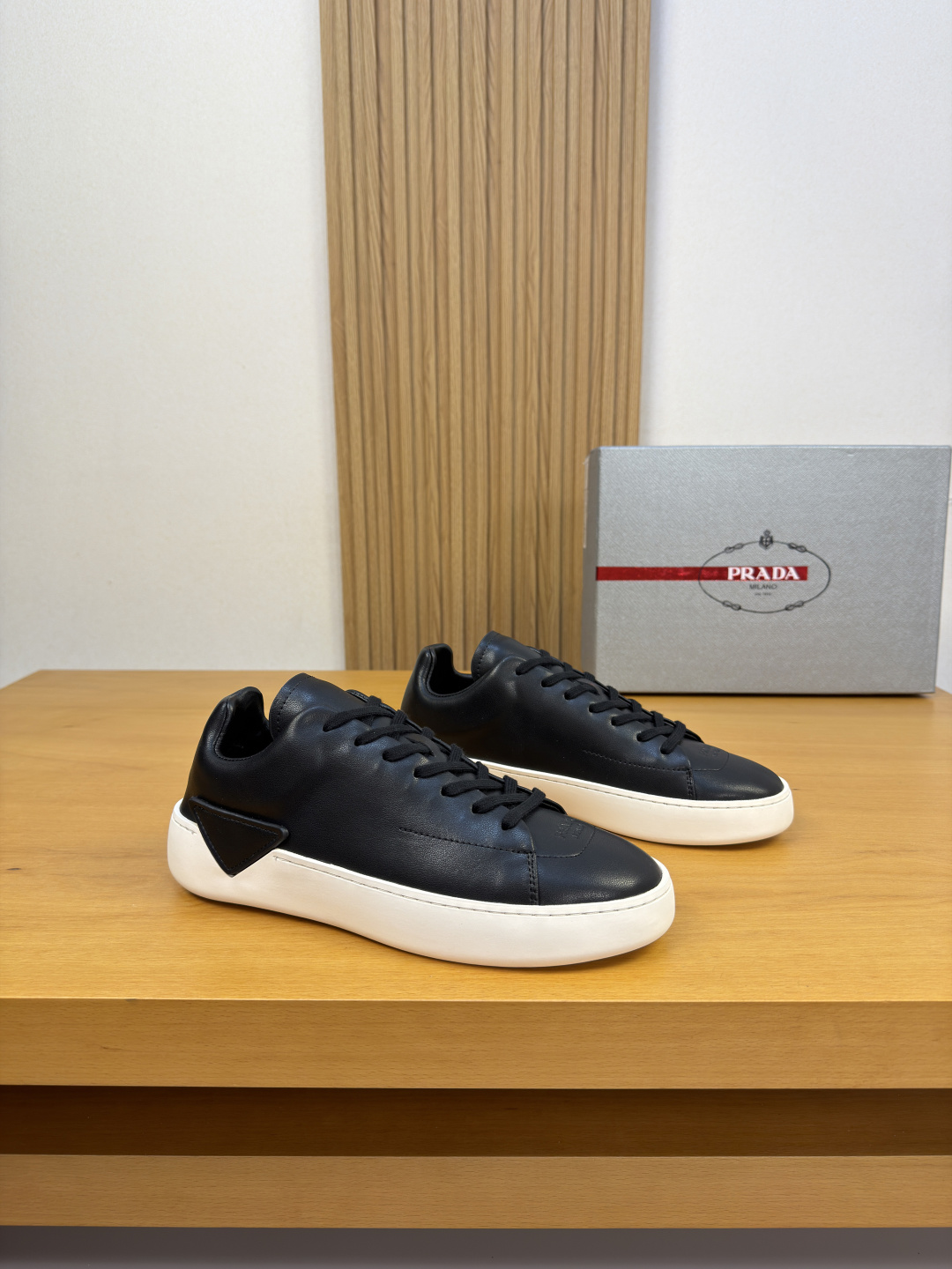NO:854203,[PRADA] Prada - high-end quality original order casual sports shoes - upper imported nappa calfskin, shoe body. Sewing brand △ totem, toe cap. Air pressure brand logo - water-dyed sheepskin lining - outsole ultra-light TPR rubber; molded outsole - ultra-high quality control, fine workmanship highlighted (high-end, luxury, grade) -Size  39-44 (38, 45, 46, can be customized)·PRD0107,, prada, prada, sneakers, cowhide, sheepskin19860909【 PRADA】普拉达 -高端品质 原单·休闲运动鞋 -鞋面进口纳帕小牛皮、鞋身.车缝品牌△图腾、鞋头.空压品牌logo -内里水染羊皮 -大底超轻TPR·橡胶; 成型大底 -超高品控·做工精细凸显(高端·贵气·档次) -Size 39-44（38,45,46,可订做)·PRD0107,,prada,prada,sneakers,cowhide,sheepskin,Men's shoes