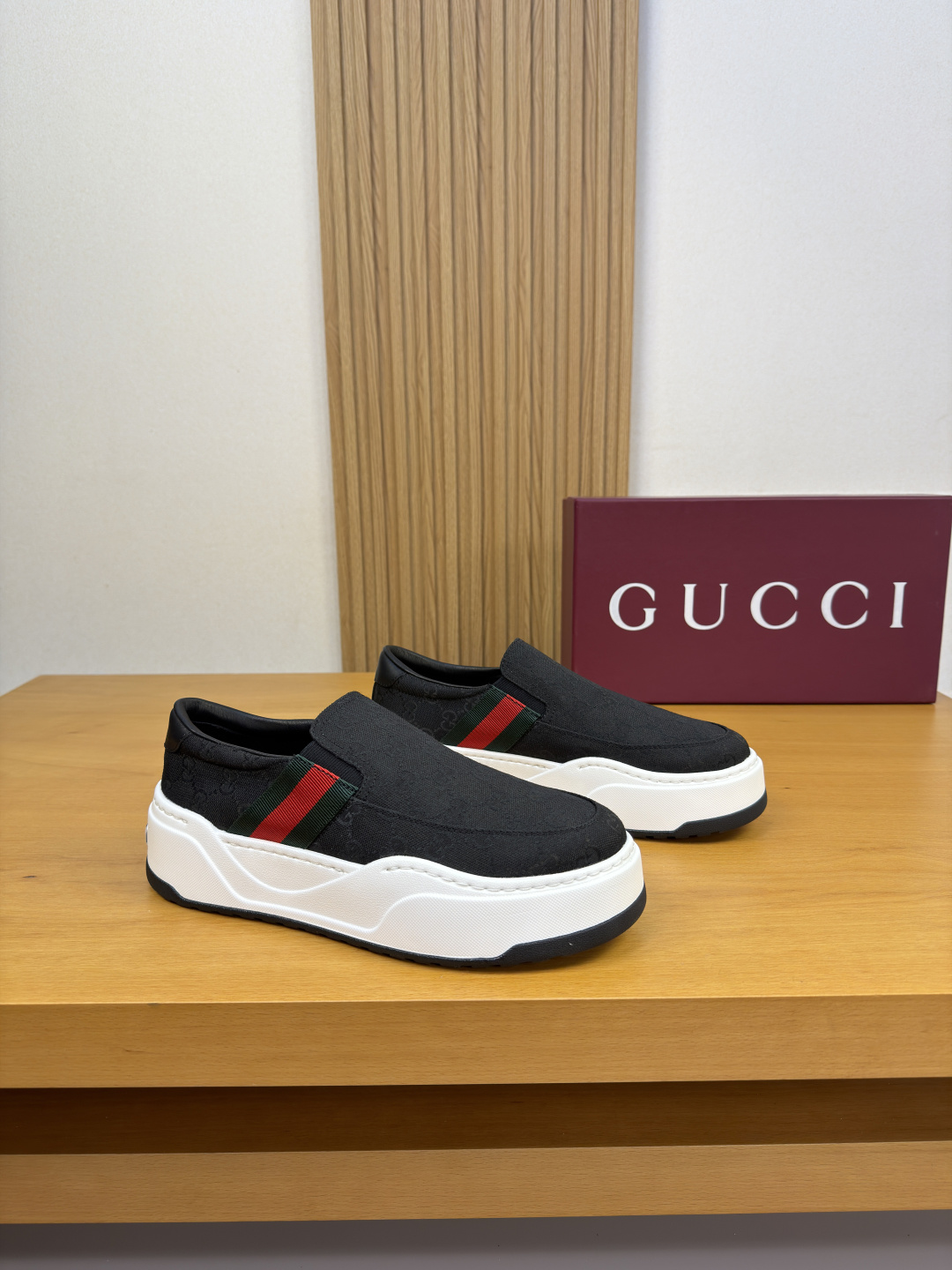 NO:854119,[Gucci] Gucci - High-end quality original single casual sports shoes - Original Nappa calfskin upper, brand totem high mercerized cloth, shoe body. Brand webbing - Water-dyed cowhide inside - Outsole ultra-light TPU foam rubber; two-color molded outsole - Super high quality control, fine workmanship highlighted (high-end, luxury, grade) -Size  38-44 (45, can be customized)·GC0157,,gucci,gucci,sneakers,cowhide19860909【Gucci】古驰 -高端品质 原单·休闲运动鞋 -鞋面原版纳帕小牛皮、品牌图腾高丝光布匹、鞋身.品牌织带 -内里水染牛皮 -大底超轻TPU发泡·橡胶；双色成型大底 -超高品控·做工精细凸显(高端·贵气·档次) -Size 38-44（45,可订做)·GC0157,,gucci,gucci,sneakers,cowhide,Men's shoes