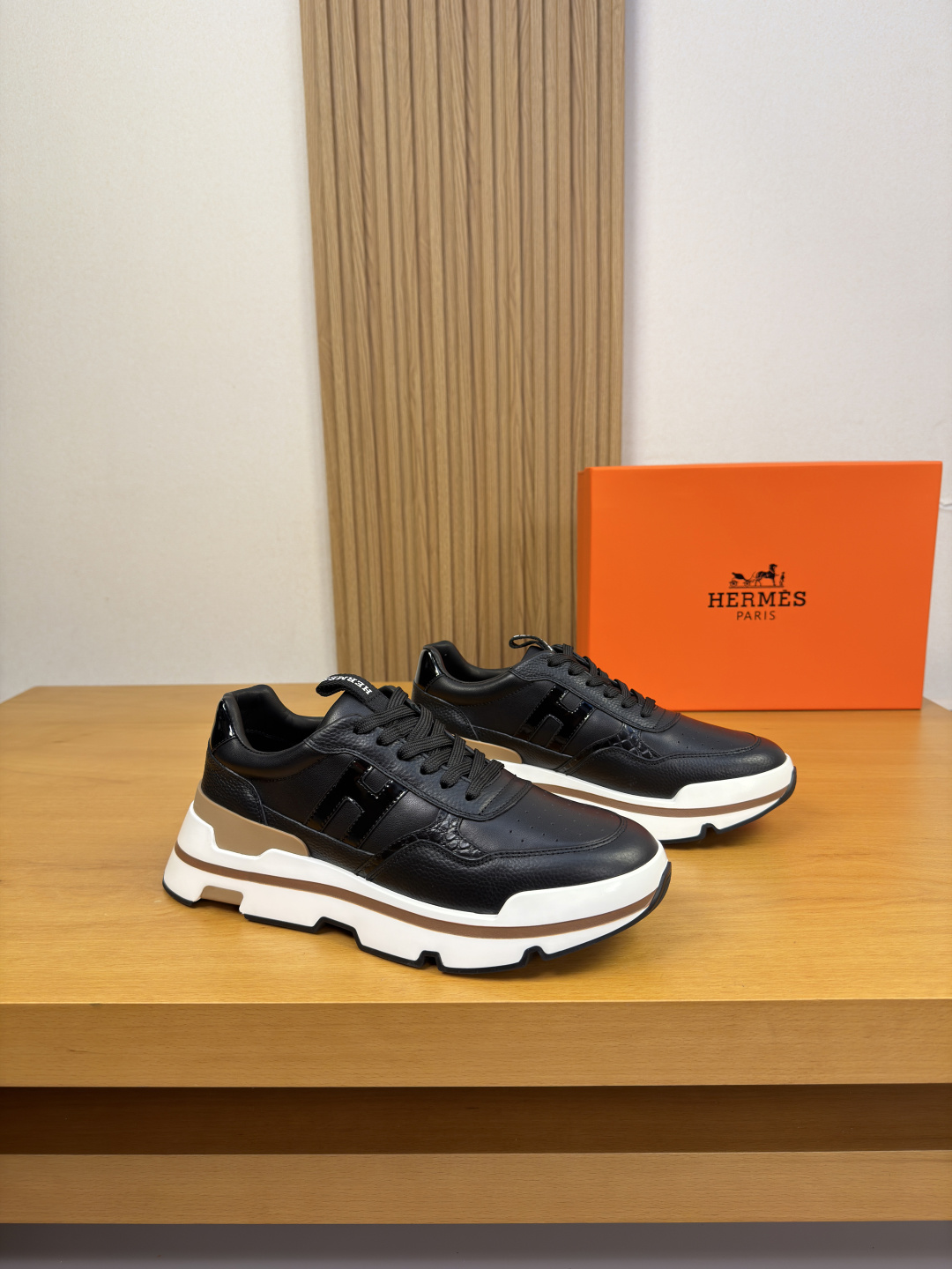 NO:854673,[HERMES] Hermès - high-end quality original casual sports shoes - upper pebbled calfskin, Napa calfskin, shoe body. Sewing brand 'H' totem, tongue. Brand logo webbing - lining water-dyed cowhide - outsole ultra-light TPU foam rubber; two-color molded outsole - ultra-high quality control, fine workmanship highlighted (high-end, luxury, grade) -Size  39-44 (38,45, can be customized)·H0118,,hermes,hermes,sneakers,cowhide19860909【 HERMES】爱马仕 -高端品质 原单·休闲运动鞋 -鞋面荔纹小牛皮、纳帕小牛皮、鞋身.车缝品牌‘H’图腾、鞋舌.品牌logo织带 -内里水染牛皮 -大底超轻TPU发泡·橡胶；双色成型大底 -超高品控·做工精细凸显(高端·贵气·档次) -Size 39-44（38,45,可订做)·H0118,,hermes,hermes,sneakers,cowhide,Men's shoes