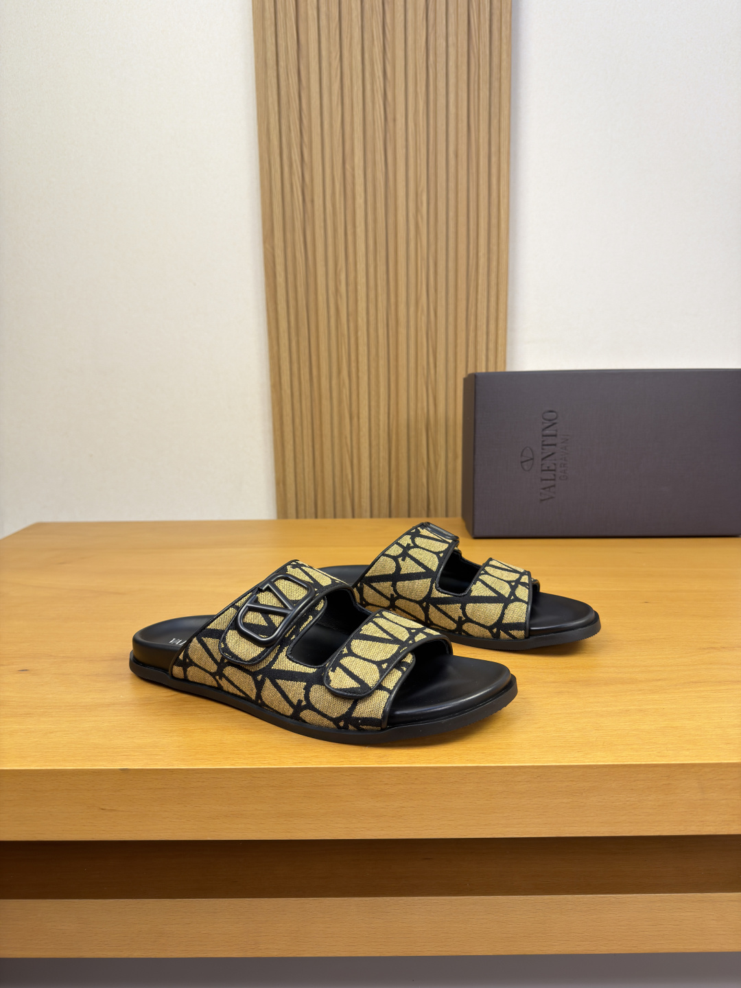 NO:854682,[VALENTION] Valentino - high-end quality original slippers - casual sandals - brand totem fabric on the upper, piping technology, brand metal fasteners - environmentally friendly cowhide leather lining - ultra-light TPU water platform and rubber outsole; combined molded outsole - ultra-high quality control and fine workmanship (high-end, luxury, grade)  -Size39-44 (38,45,46, can be customized)·VL3258,,valentino,valentino,slippers,cowhide19860909【VALENTION】华伦天奴 -高端品质 原单·休闲凉拖鞋 -鞋面品牌图腾布匹、滚边工艺、品牌金属扣件 -内里环保牛皮 -大底超轻TPU水台·橡胶；组合成型大底 -超高品控·做工精细凸显(高端·贵气·档次) -Size39-44（38,45,46,可订做)·VL3258,,valentino,valentino,slippers,cowhide,Men's shoes