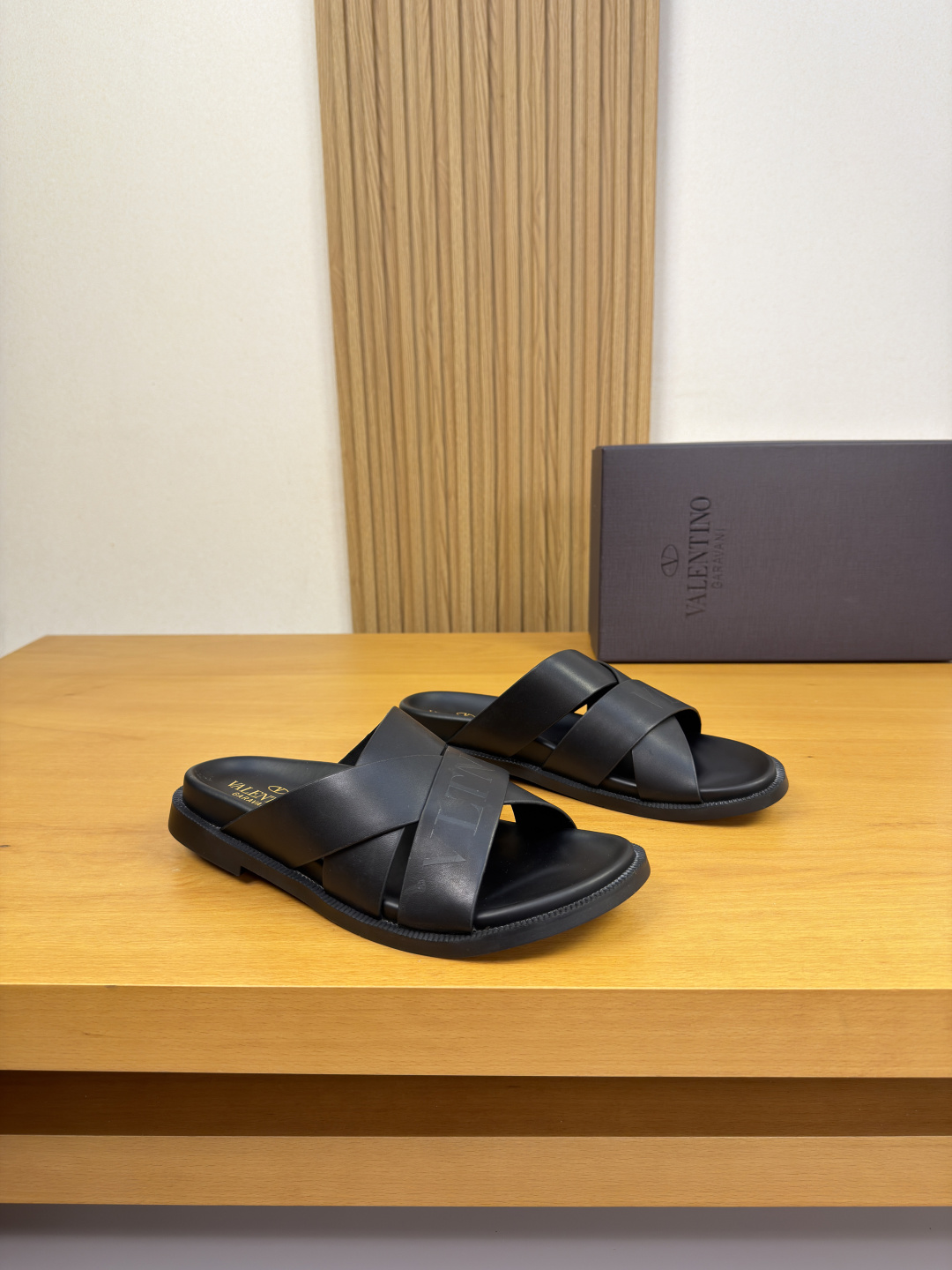 NO:854690,[VALENTION] Valentino - High-end quality original slippers - Casual sandals - Nappa calfskin upper, branded metal fasteners - Eco-friendly cowhide lining - Ultra-light TPU water platform and rubber outsole; combined molded outsole - Ultra-high quality control, fine workmanship highlighted (high-end, luxury, grade)  -Size39-44 (38,45,46, can be customized)·VL3258,,valentino,valentino,slippers,cowhide19860909【VALENTION】华伦天奴 -高端品质 原单·休闲凉拖鞋 -鞋面纳帕小牛皮、品牌金属扣件 -内里环保牛皮 -大底超轻TPU水台·橡胶；组合成型大底 -超高品控·做工精细凸显(高端·贵气·档次) -Size39-44（38,45,46,可订做)·VL3258,,valentino,valentino,slippers,cowhide,Men's shoes