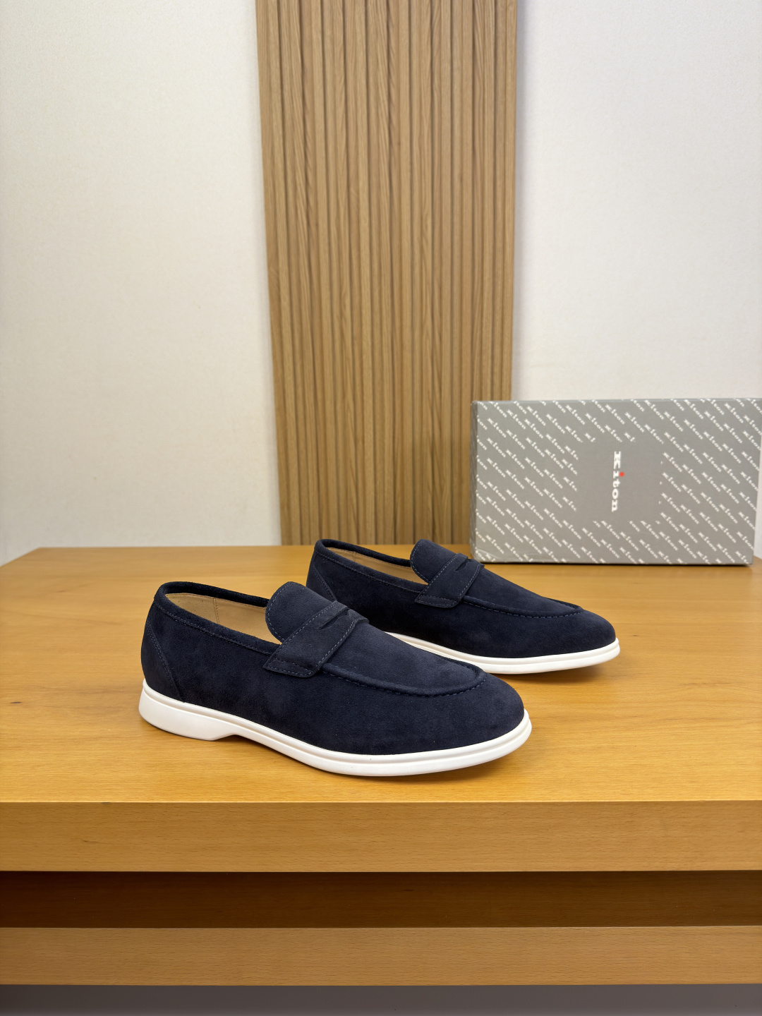 NO:854698,[Kiton] Kiton - high-end quality original order casual sports shoes - upper with high mercerized suede calfskin, shoe leather, raised stitching, brand cross-arm decoration - lining water-dyed cowhide - outsole ultra-light TPR rubber; molded outsole - ultra-high quality control and fine workmanship (high-end, luxury, grade) -Size  39-44 (38, 45, 46, can be customized)·KT0122,,sneakers,cowhide19860909【 Kiton】奇顿 -高端品质 原单·休闲运动鞋 -鞋面高丝光反绒小牛皮、鞋丹.起股车缝线、品牌横担装饰 -内里水染牛皮 -大底超轻TPR·橡胶；成型大底 -超高品控·做工精细凸显(高端·贵气·档次) -Size 39-44（38,45,46,可订做)·KT0122,,sneakers,cowhide,Men's shoes