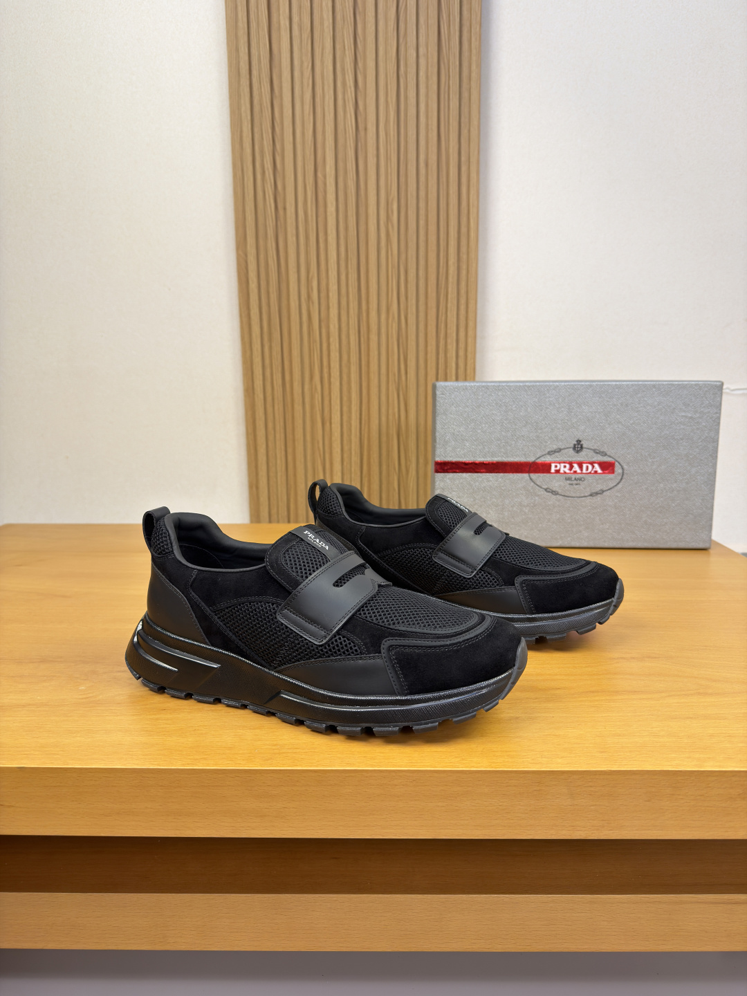 NO:854706,[PRADA] Prada - high-end quality original casual sports shoes - upper original nappa calfskin, high mercerized suede calfskin, brand high mercerized hollow mesh canvas, tongue. Sewn brand logo cloth label - lining water-dyed cowhide - outsole ultra-light TPR rubber; molded outsole - ultra-high quality control, fine workmanship highlighted (high-end, luxury, grade) -Size  39-44 (38, 45, 46, can be customized)·FR0513,, prada, prada, sneakers, cowhide19860909【 PRADA】普拉达 -高端品质 原单·休闲运动鞋 -鞋面原版纳帕小牛皮、高丝光反绒小牛皮、品牌高丝光镂空网帆布、鞋舌.车缝品牌logo布标 -内里水染牛皮 -大底超轻TPR·橡胶; 成型大底 -超高品控·做工精细凸显(高端·贵气·档次) -Size 39-44（38,45,46,可订做)·FR0513,,prada,prada,sneakers,cowhide,Men's shoes