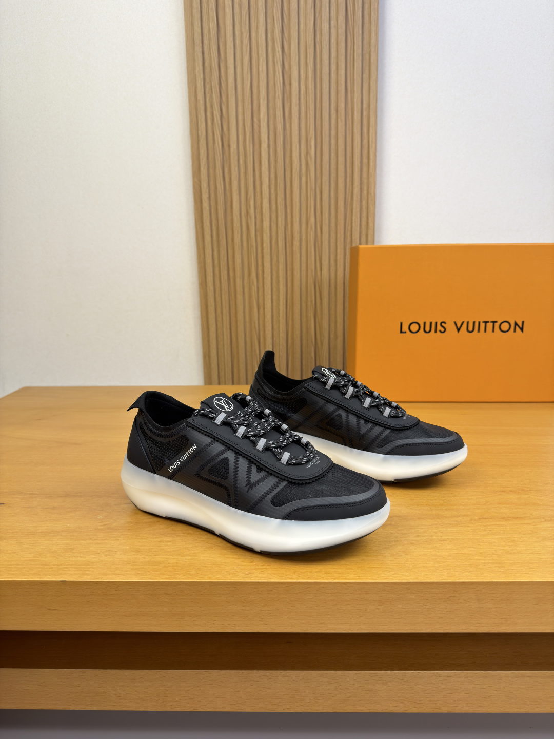 NO:885714,[Louis Vuitton] Louis Vuitton - high-end quality original casual sports shoes - upper Nappa calfskin, brand high mercerized breathable mesh, tongue, heel, silk screen brand logo totem - inner foot pad; brand canvas - outsole ultra-light TPU foam rubber; combined molded outsole - ultra-high quality control, fine workmanship highlighted (high-end, luxury, grade) -Size  39-44 (38,45, can be customized)·L0609,,louis vuitton,louis vuitton,sneakers,cowhide19860909【Louis Vuitton】路易威登 -高端品质 原单·休闲运动鞋 -鞋面纳帕小牛皮、品牌高丝光透气性网布、鞋舌.后跟.丝印品牌Logo图腾 -内里垫脚；品牌帆布 -大底超轻TPU发泡·橡胶；组合成型大底 -超高品控·做工精细凸显(高端·贵气·档次) -Size 39-44（38,45,可订做)·L0609,,louis vuitton,louis vuitton,sneakers,cowhide,Men's shoes