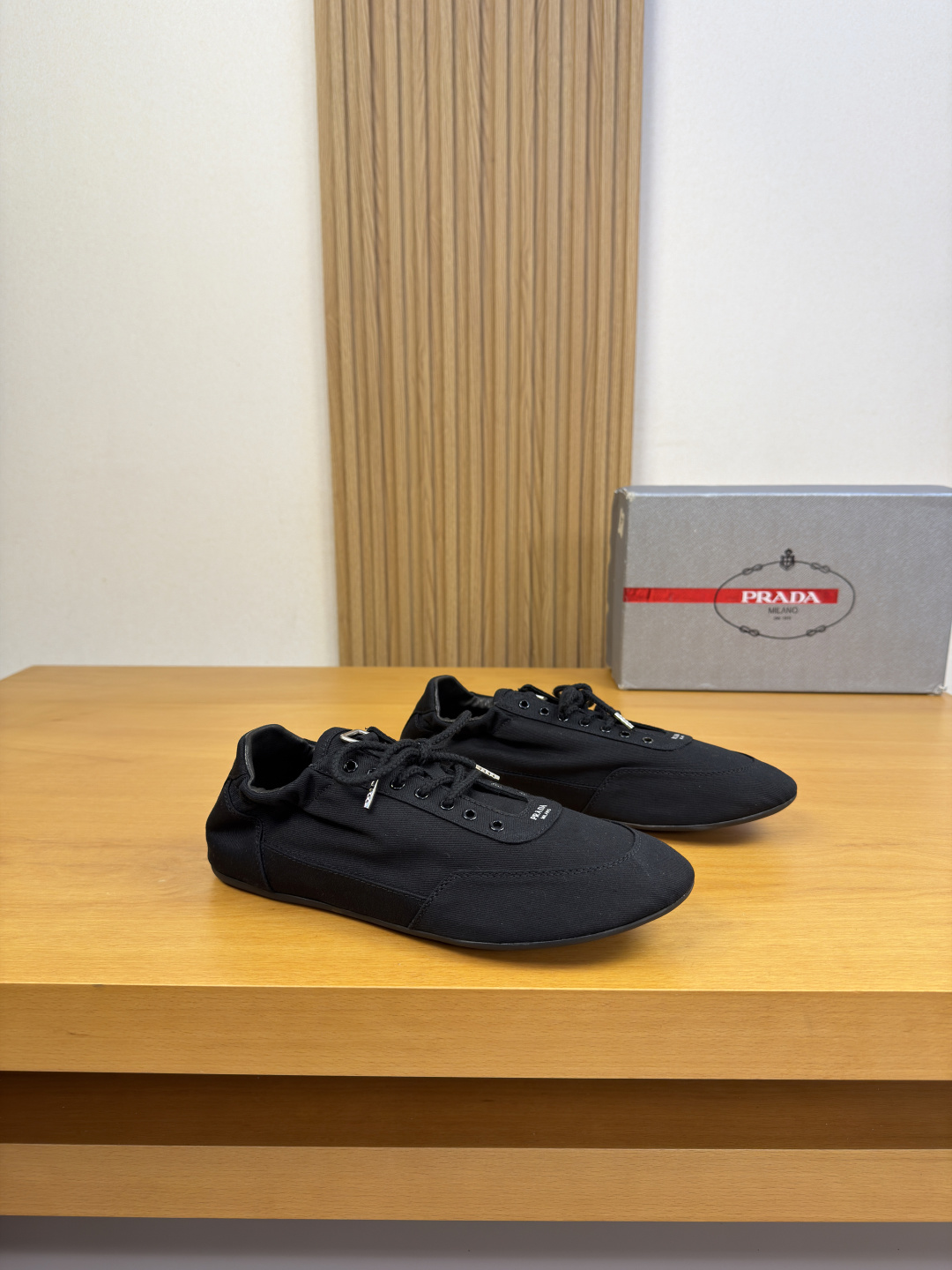 NO:885722,[PRADA] Prada - high-end quality original casual sports shoes - upper Nappa calfskin, brand high mercerized cloth, shoe body brand metal fasteners, tongue. Silk screen high frequency brand logo - inner foot pads; water-dyed cowhide - outsole ultra-light TPU foam; molded outsole - ultra-high quality control, fine workmanship highlighted (high-end, luxury, grade) -Size  38-44 (45, can be customized)·PR1540,,prada,prada,sneakers,cowhide19860909【 PRADA】普拉达 -高端品质 原单·休闲运动鞋 -鞋面纳帕小牛皮、品牌高丝光布匹、鞋身品牌金属扣件、鞋舌.丝印高周波品牌logo -内里垫脚；水染牛皮 -大底超轻TPU发泡; 成型大底 -超高品控·做工精细凸显(高端·贵气·档次) -Size 38-44（45,可订做)·PR1540,,prada,prada,sneakers,cowhide,Men's shoes