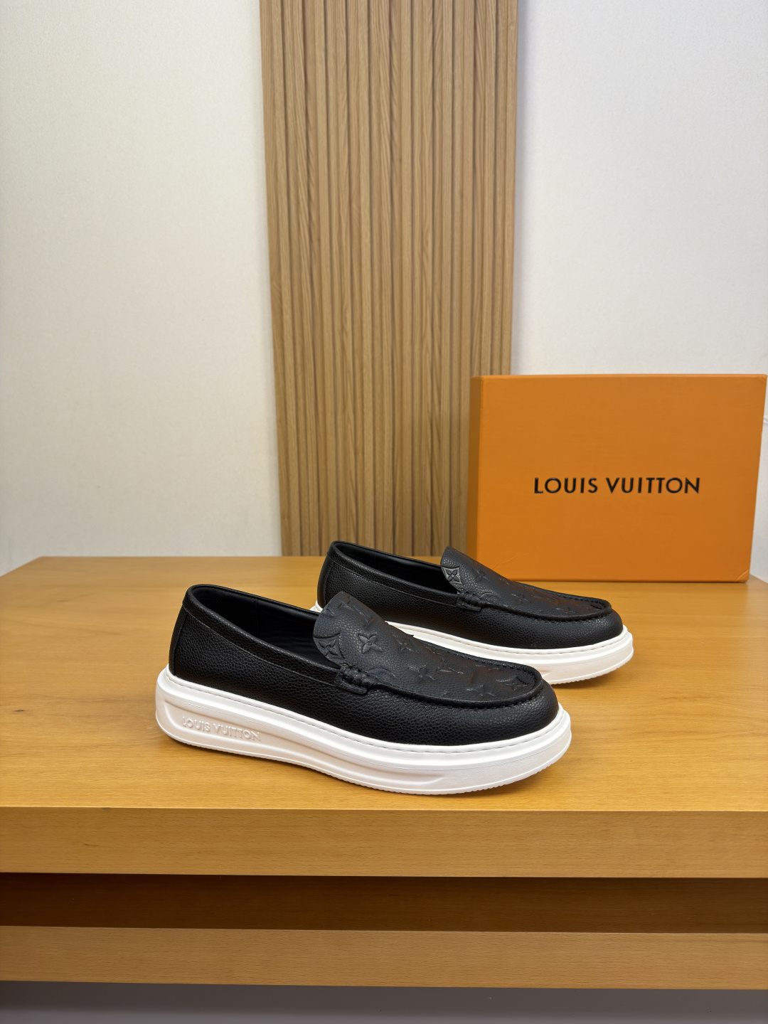 NO:885685,[Louis Vuitton] Louis Vuitton - high-end quality original order casual sports sneakers - upper pebbled calfskin, shoe leather. Air-pressure brand totem. Hand-stitched mark thread - water-dyed cowhide lining - ultra-light TPU foam outsole; molded outsole - ultra-high quality control, fine workmanship (high-end, luxury, grade) -Size 38-44 (45, can be customized)·L0117, Louis  vuitton,louis vuitton,cowhide19860909【Louis Vuitton】路易威登 -高端品质 原单·休闲运动板鞋 -鞋面荔纹小牛皮、鞋丹.空压品牌图腾.手工串缝马克线 -内里水染牛皮 -大底超轻TPU发泡; 成型大底 -超高品控·做工精细凸显(高端·贵气·档次) -Size 38-44（45,可订做)·L0117,,louis vuitton,louis vuitton,cowhide,Men's shoes