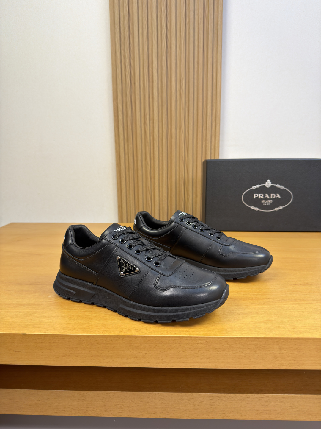 NO:886142,[PRADA] Prada - high-end quality original casual sports shoes - imported nappa calfskin upper, hand-made shoe leather, shoe body, brand metal fasteners, tongue, heel, silk screen high frequency brand logo - water-dyed cowhide inside - outsole ultra-light TPU foam rubber; two-color molded outsole - ultra-high quality control, fine workmanship highlighted (high-end, luxury, grade) -Size  38-44 (45, 46, can be customized)·PRD0157,,prada,prada,sneakers,cowhide19860909【 PRADA】普拉达 -高端品质 原单·休闲运动鞋 -鞋面进口纳帕小牛皮、鞋丹手工打、鞋身.品牌金属扣件、鞋舌.后跟.丝印高周波品牌logo -内里水染牛皮 -大底超轻TPU发泡·橡胶; 双色成型大底 -超高品控·做工精细凸显(高端·贵气·档次) -Size 38-44（45,46,可订做)·PRD0157,,prada,prada,sneakers,cowhide,Men's shoes