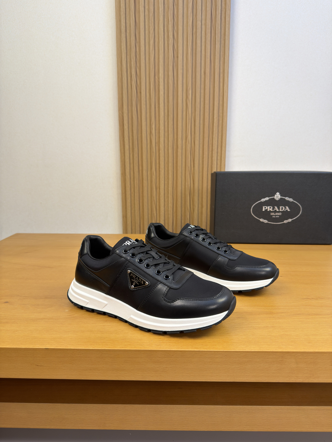 NO:886154,[PRADA] Prada - high-end quality original casual sports shoes - imported nappa calfskin upper, brand high mercerized canvas, shoe body, brand metal fasteners, tongue, heel. Silk screen high frequency brand logo - water-dyed cowhide inside - outsole ultra-light TPU foam rubber; two-color molded outsole - ultra-high quality control, fine workmanship highlighted (high-end, luxury, grade) -Size  38-44 (45, 46, can be customized)·PRD0157,,prada,prada,sneakers,cowhide19860909【 PRADA】普拉达 -高端品质 原单·休闲运动鞋 -鞋面进口纳帕小牛皮、品牌高丝光帆布、鞋身.品牌金属扣件、鞋舌.后跟.丝印高周波品牌logo -内里水染牛皮 -大底超轻TPU发泡·橡胶; 双色成型大底 -超高品控·做工精细凸显(高端·贵气·档次) -Size 38-44（45,46,可订做)·PRD0157,,prada,prada,sneakers,cowhide,Men's shoes