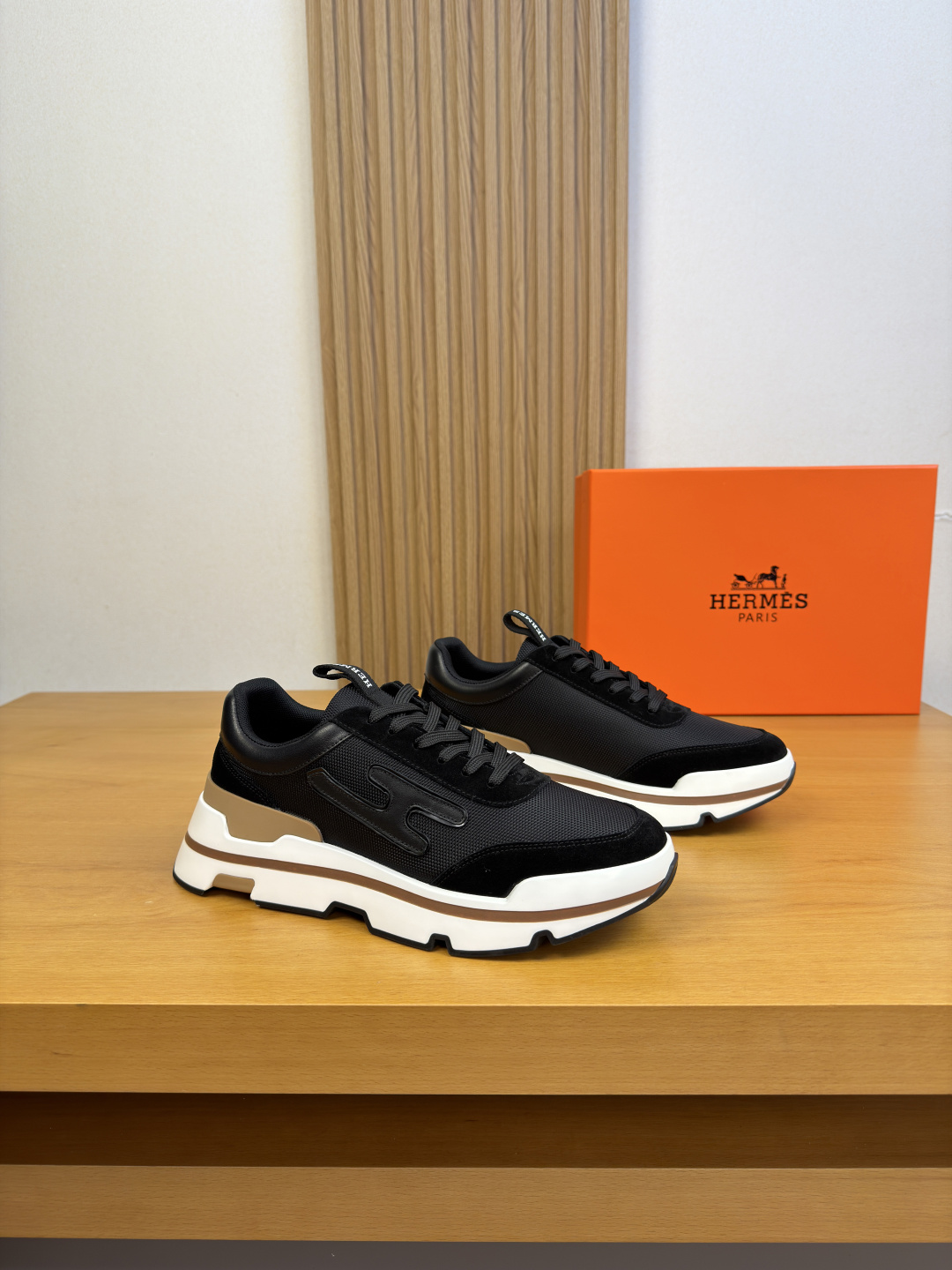 NO:886057,[HERMES] Hermès - high-end quality original casual sports shoes - upper Nappa calfskin, suede calfskin, brand high mercerized canvas, shoe body, sewing brand 'H' totem, tongue, brand logo webbing - lining water-dyed cowhide - outsole ultra-light TPU foam rubber; two-color molded outsole - ultra-high quality control, fine workmanship highlighted (high-end, luxury, grade) -Size  39-44 (38,45, can be customized)·H0118,,hermes,hermes,sneakers,cowhide19860909【 HERMES】爱马仕 -高端品质 原单·休闲运动鞋 -鞋面纳帕小牛皮、反绒小牛皮、品牌高丝光帆布、鞋身.车缝品牌‘H’图腾、鞋舌.品牌logo织带 -内里水染牛皮 -大底超轻TPU发泡·橡胶；双色成型大底 -超高品控·做工精细凸显(高端·贵气·档次) -Size 39-44（38,45,可订做)·H0118,,hermes,hermes,sneakers,cowhide,Men's shoes