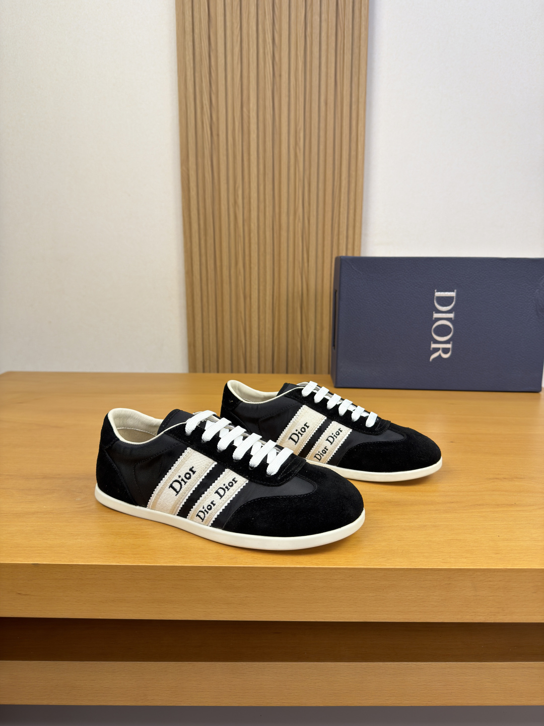 NO:886076,[Dior] Dior - High-end quality original single, casual sports shoes for couples - High mercerized suede calfskin upper, brand canvas, shoe body. Sewn brand webbing, tongue, heel. Silk-printed high frequency brand logo - Water-dyed cowhide inside. Foot pads; brand canvas - Original ultra-light TPR rubber; Molded outsole - Ultra-high quality control, fine workmanship highlighted (high-end, luxury, grade) -Size  Same style for men and women 36-44 (women 35, 40, men 38, 45, 46, can be customized)·DR3258,, dior, dior, sneakers, cowhide19860909【 Dior】迪奥 -高端品质 原单·情侣装休闲运动鞋 -鞋面高丝光反绒小牛皮、品牌帆布、鞋身.车缝品牌织带、鞋舌.后跟.丝印高周波品牌logo -内里水染牛皮.垫脚；品牌帆布 -原版超轻TPR·橡胶；成型大底 -超高品控·做工精细凸显(高端·贵气·档次) -Size 男女同款36-44（女35,40,男38、45、46,可订做)·DR3258,,dior,dior,sneakers,cowhide,Men's shoes