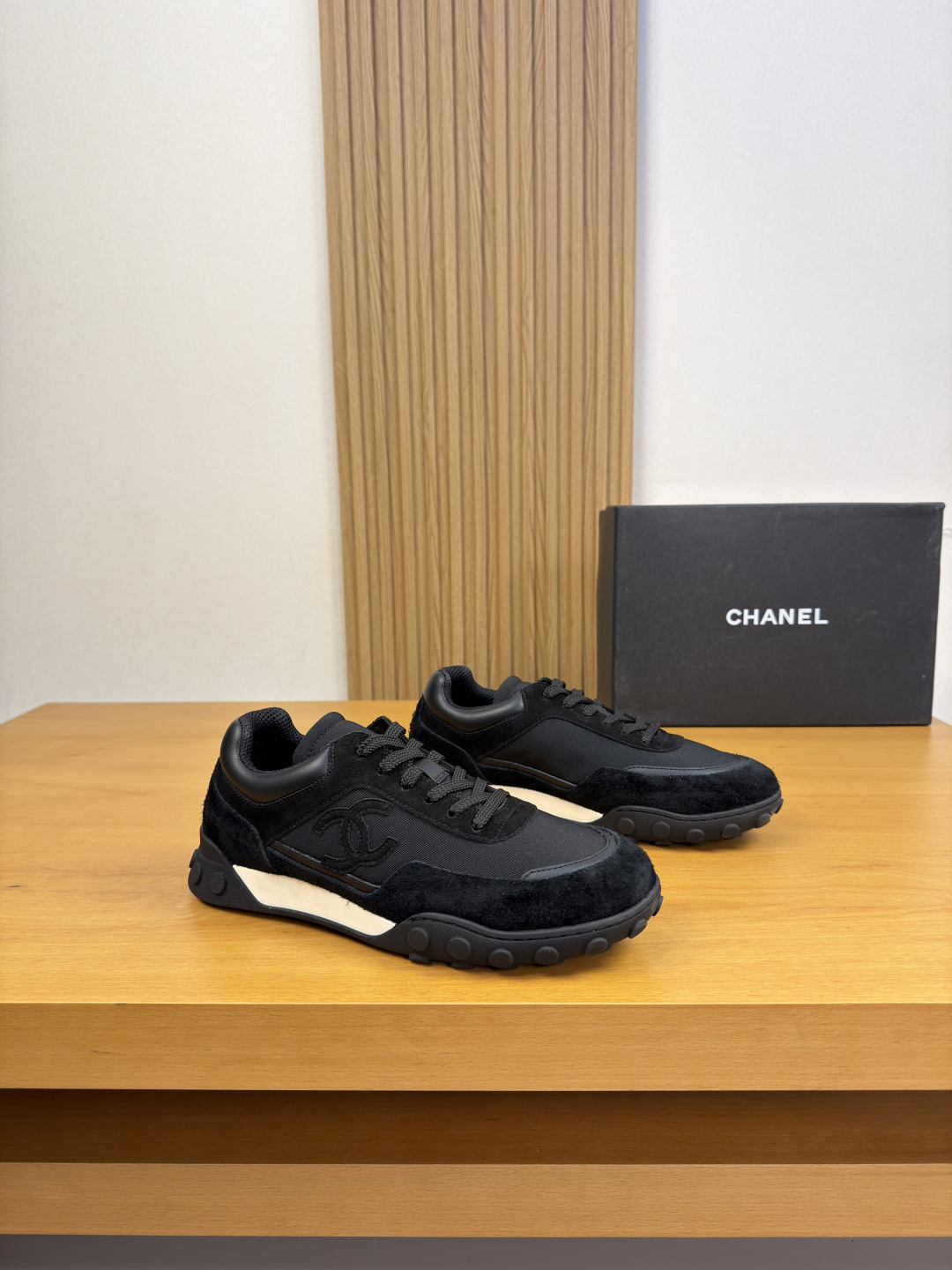 NO:886087,[CHANEL] Chanel - high-end quality original casual sports shoes - upper Nappa calfskin, suede calfskin, brand high mercerized canvas, shoe body. Sewn brand totem, heel. Sewn plastic brand logo - Brand mesh canvas lining, feet; water-dyed cowhide - Outsole ultra-light TPU foam rubber; two-color molded outsole - Ultra-high quality control, fine workmanship highlighted (high-end, luxury, grade) -Size  39-44 (38,45, can be customized)·CN3285,,chanel,chanel,sneakers,cowhide19860909【 CHANEL】香奈儿 -高端品质 原单·休闲运动鞋 -鞋面纳帕小牛皮、反绒小牛皮、品牌高丝光帆布、鞋身.车缝品牌图腾、鞋后跟.车缝品塑胶牌logo -内里品牌网帆布,垫脚；水染牛皮 -大底超轻TPU发泡·橡胶；双色成型大底 -超高品控·做工精细凸显(高端·贵气·档次) -Size 39-44（38,45,可订做)·CN3285,,chanel,chanel,sneakers,cowhide,Men's shoes