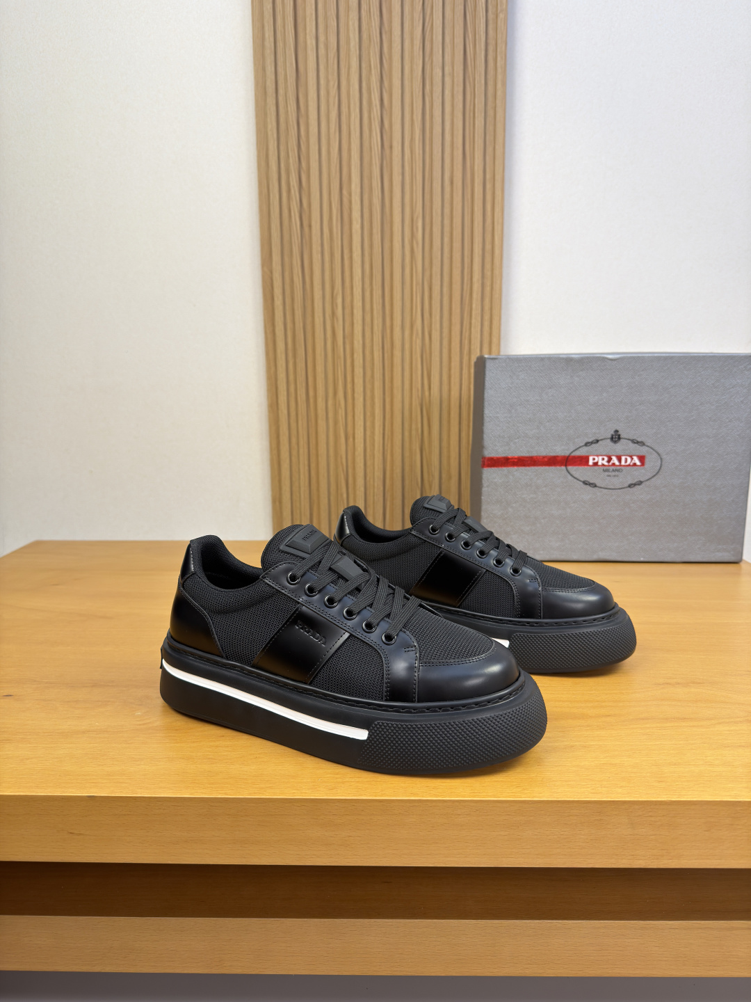 NO:886108,[PRADA] Prada - high-end quality original casual sports shoes - open-edge beaded calfskin upper, brand canvas, shoe body. Air-pressure brand logo, tongue, sewing brand plastic logo module - brand canvas lining, foot pads; water-dyed cowhide - outsole ultra-light TPU foam; molded outsole - ultra-high quality control, fine workmanship highlighted (high-end, luxury, grade) -Size  38-44 (45, can be customized)·PRD0195,,prada,prada,sneakers,cowhide19860909【 PRADA】普拉达 -高端品质 原单·休闲运动鞋 -鞋面开边珠小牛皮、品牌帆布、鞋身.空压品牌logo、鞋舌.车缝品牌塑胶logo模块 -内里品牌帆布,垫脚；水染牛皮 -大底超轻TPU发泡; 成型大底 -超高品控·做工精细凸显(高端·贵气·档次) -Size 38-44（45,可订做)·PRD0195,,prada,prada,sneakers,cowhide,Men's shoes