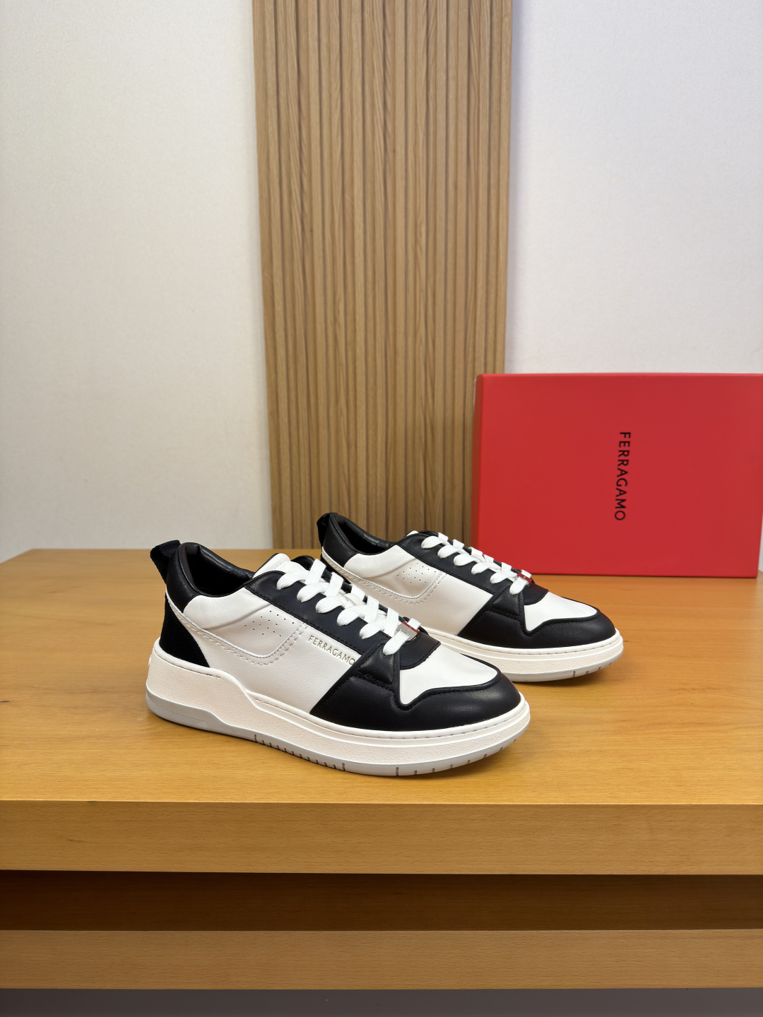 NO:886163,[Ferragamo] Ferragamo - High-end quality original casual sports sneakers - Upper Nappa calfskin, pebbled calfskin, brand high mercerized canvas, tongue. Shoe body. Air-pressure brand logo, brand metal logo fasteners - Brand canvas lining, feet; water-dyed cowhide - Outsole ultra-light TPR rubber; two-color molded outsole - Ultra-high quality control, fine workmanship highlighted (high-end, luxury, grade) -Size  39-44()·FR0122,,ferragamo,ferragamo,cowhide19860909【 Ferragamo】菲拉格慕 -高端品质 原单·休闲运动板鞋 -鞋面纳帕小牛皮、荔纹小牛皮、品牌高丝光帆布、鞋舌.鞋身.空压品牌logo、品牌金属logo扣件 -内里品牌帆布,垫脚；水染牛皮 -大底超轻TPR·橡胶; 双色成型大底 -超高品控·做工精细凸显(高端·贵气·档次) -Size 39-44（)·FR0122,,ferragamo,ferragamo,cowhide,Men's shoes