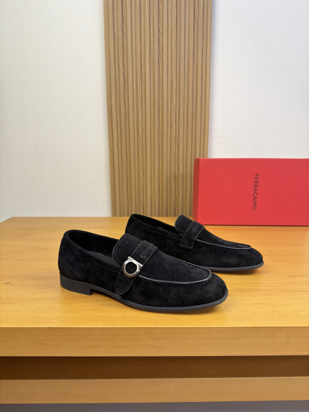 NO:886533,[Ferragamo] Ferragamo - high-end quality original order · formal leather shoes - high mercerized suede calfskin upper, shoe leather, raised stitching technology, brand metal fastener cross-arm decoration - water-dyed cowhide lining - ultra-light TPR rubber outsole; molded outsole - ultra-high quality control, fine workmanship (high-end, luxury, grade) -Size  39-44 (38, 45, 46, can be customized)·FE0231,,ferragamo,ferragamo,cowhide19860909【 Ferragamo】菲拉格慕 -高端品质 原单·正装皮鞋 -鞋面高丝光反绒小牛皮、鞋丹.起股车缝线工艺、品牌金属扣件横担装饰 -内里水染牛皮 -大底超轻TPR橡胶；成型大底 -超高品控·做工精细凸显(高端·贵气·档次) -Size 39-44（38,45,46,可订做)·FE0231,,ferragamo,ferragamo,cowhide,Men's shoes