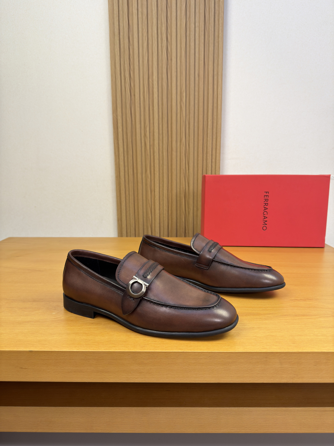 NO:886543,[Ferragamo] Ferragamo - high-end quality original single formal leather shoes - upper original Nappa calfskin. Color change process, shoe leather. Stitching process, brand metal fastener cross-arm decoration - Water-dyed cowhide lining - Ultra-light TPR rubber outsole; molded outsole - Ultra-high quality control, fine workmanship highlighted (high-end, luxury, grade) -Size  39-44 (38, 45, 46, can be customized)·FE0231,,ferragamo,ferragamo,cowhide19860909【 Ferragamo】菲拉格慕 -高端品质 原单·正装皮鞋 -鞋面原版纳帕小牛皮.改色工艺、鞋丹.起股车缝线工艺、品牌金属扣件横担装饰 -内里水染牛皮 -大底超轻TPR橡胶；成型大底 -超高品控·做工精细凸显(高端·贵气·档次) -Size 39-44（38,45,46,可订做)·FE0231,,ferragamo,ferragamo,cowhide,Men's shoes