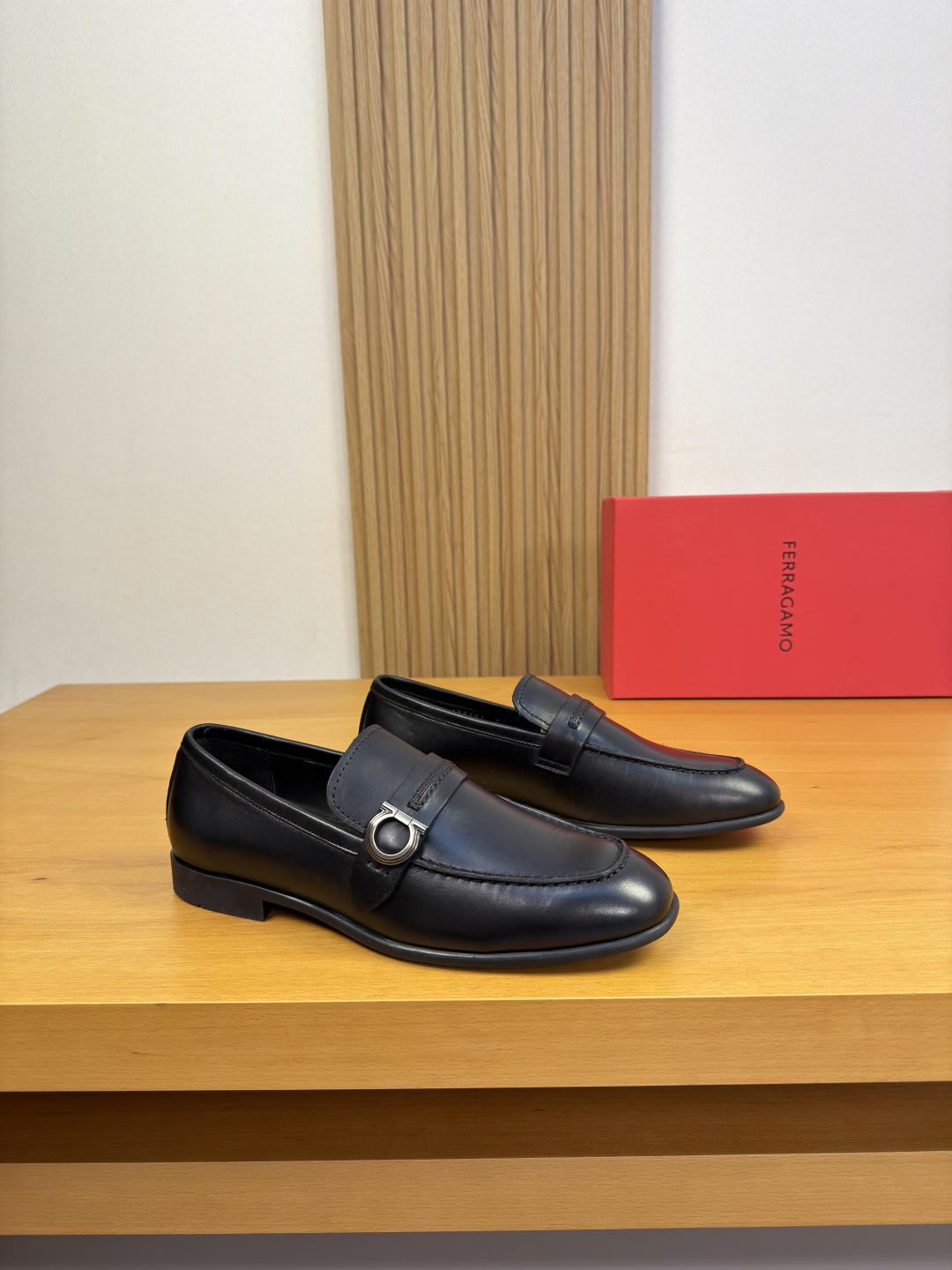 NO:886554,[Ferragamo] Ferragamo - High-end quality original order·Formal leather shoes -Original Nappa calfskin upper, shoe leather, raised stitching process, brand metal fastener cross-arm decoration -Water-dyed cowhide inside -Super light TPR rubber outsole; molded outsole -Ultra-high quality control, fine workmanship highlighted (high-end, luxury, grade) -Size  39-44 (38, 45, 46, can be customized)·FE0231,,ferragamo,ferragamo,cowhide19860909【 Ferragamo】菲拉格慕 -高端品质 原单·正装皮鞋 -鞋面原版纳帕小牛皮、鞋丹.起股车缝线工艺、品牌金属扣件横担装饰 -内里水染牛皮 -大底超轻TPR橡胶；成型大底 -超高品控·做工精细凸显(高端·贵气·档次) -Size 39-44（38,45,46,可订做)·FE0231,,ferragamo,ferragamo,cowhide,Men's shoes