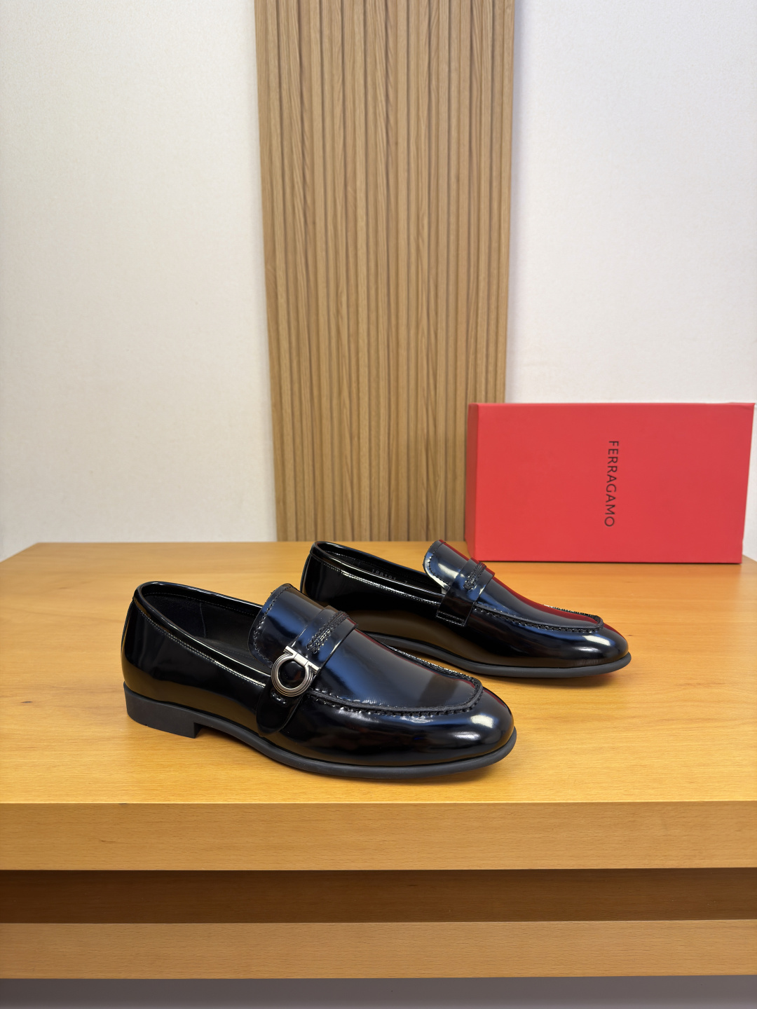 NO:886564,[Ferragamo] Ferragamo - High-end quality original order·Formal leather shoes - Original open-edge beaded calf leather on the upper, shoe leather. Stitching stitching process, brand metal fastener cross-arm decoration - Water-dyed cowhide on the inside - Ultra-light TPR rubber on the outsole; Molded outsole - Ultra-high quality control, fine workmanship highlighted (high-end, luxury, grade) -Size  39-44 (38, 45, 46, can be customized)·FE0231,,ferragamo,ferragamo,cowhide19860909【 Ferragamo】菲拉格慕 -高端品质 原单·正装皮鞋 -鞋面原版开边珠小牛皮、鞋丹.起股车缝线工艺、品牌金属扣件横担装饰 -内里水染牛皮 -大底超轻TPR橡胶；成型大底 -超高品控·做工精细凸显(高端·贵气·档次) -Size 39-44（38,45,46,可订做)·FE0231,,ferragamo,ferragamo,cowhide,Men's shoes