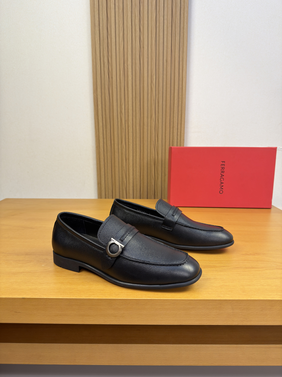 NO:886574,[Ferragamo] Ferragamo - High-end quality original order·Formal leather shoes -Original palm-printed calf leather on the upper, shoe leather. Stitched stitching process, brand metal fastener cross-arm decoration -Water-dyed cow leather on the inside -Ultra-light TPR rubber outsole; molded outsole -Ultra-high quality control·Fine workmanship highlights (high-end·luxury·grade) -Size  39-44 (38, 45, 46, can be customized)·FE0231,,ferragamo,ferragamo,cowhide19860909【 Ferragamo】菲拉格慕 -高端品质 原单·正装皮鞋 -鞋面原版手掌纹小牛皮、鞋丹.起股车缝线工艺、品牌金属扣件横担装饰 -内里水染牛皮 -大底超轻TPR橡胶；成型大底 -超高品控·做工精细凸显(高端·贵气·档次) -Size 39-44（38,45,46,可订做)·FE0231,,ferragamo,ferragamo,cowhide,Men's shoes
