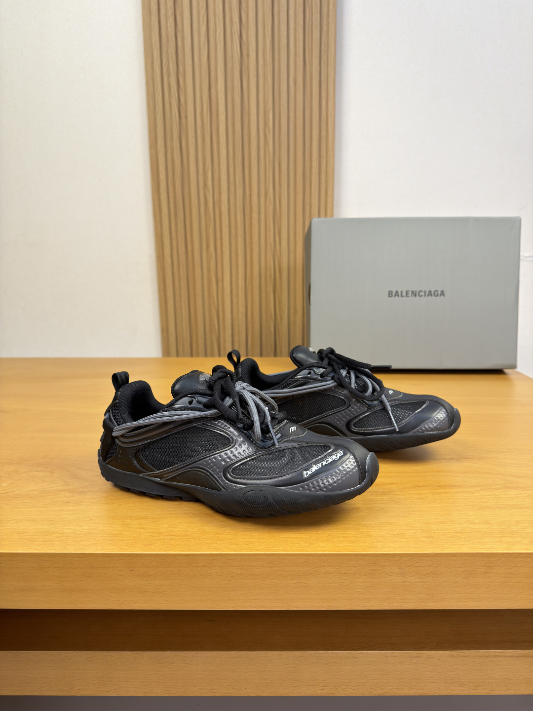 NO:886614,[BALENCIAGA] Balenciaga - high-end quality original couple wear·casual sports shoes - original environmentally friendly leather upper with brand logo totem, brand mesh canvas, shoe body wrapped with laces - brand canvas lining - outsole TPU foam rubber; two-color molded outsole - super high quality control, fine workmanship highlighted (high-end, luxury, grade) -Size  Unisex style 36-44 (female 35,40, male 38,45, customized)·3396,,balenciaga,balenciaga,sneakers19860909【 BALENCIAGA】巴黎世家 -高端品质 原单情侣装·休闲运动鞋 -鞋面原版环保皮彩印品牌logo图腾、品牌网帆布、鞋身缠绕鞋带工艺 -内里品牌帆布 -大底TPU发泡·橡胶；双色成型大底 -超高品控·做工精细凸显(高端·贵气·档次) -Size 男女同款36-44（女35,40,男38,45,订做)·3396,,balenciaga,balenciaga,sneakers,Men's shoes