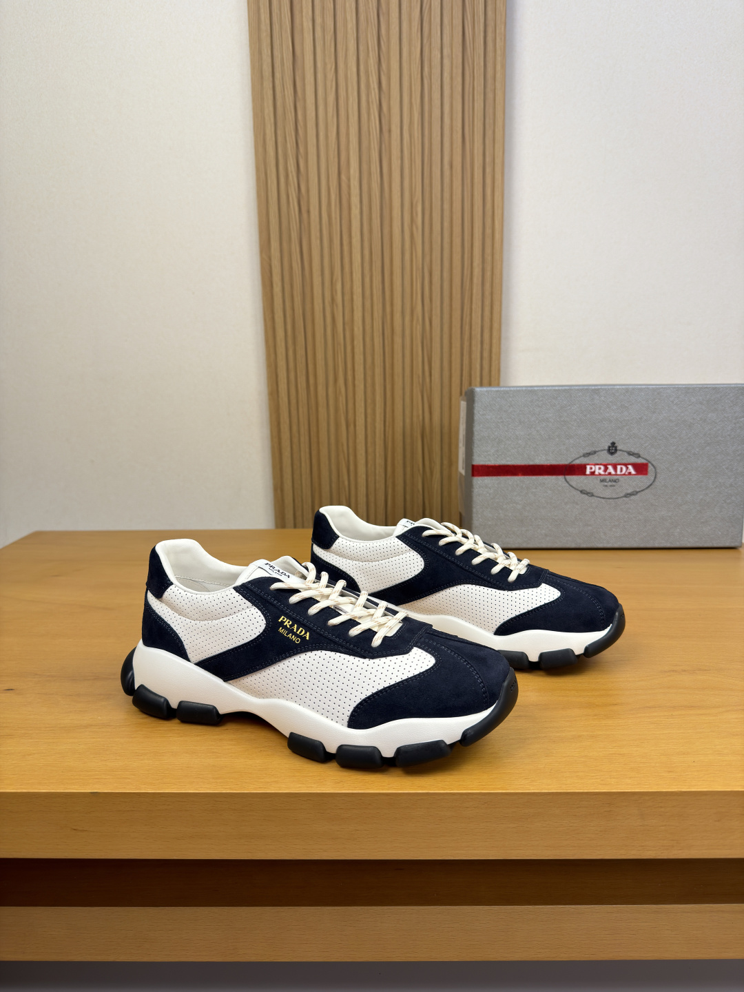 NO:886565,[PRADA] Prada - high-end quality original casual sports shoes - original perforated nappa calfskin upper, high mercerized suede calfskin, shoe body, silk-screened brand logo, tongue, sewn brand logo cloth label - lining water-dyed cowhide - outsole ultra-light TPU foam rubber; two-color molded outsole - ultra-high quality control, fine workmanship highlighted (high-end, luxury, grade) -Size  39-44 (38, 45, 46, can be customized)·FR0513,, prada, prada, sneakers, cowhide19860909【 PRADA】普拉达 -高端品质 原单·休闲运动鞋 -鞋面原版纳帕打孔小牛皮、高丝光反绒小牛皮、鞋身.丝印品牌logo、鞋舌.车缝品牌logo布标 -内里水染牛皮 -大底超轻TPU发泡·橡胶; 双色成型大底 -超高品控·做工精细凸显(高端·贵气·档次) -Size 39-44（38,45,46,可订做)·FR0513,,prada,prada,sneakers,cowhide,Men's shoes
