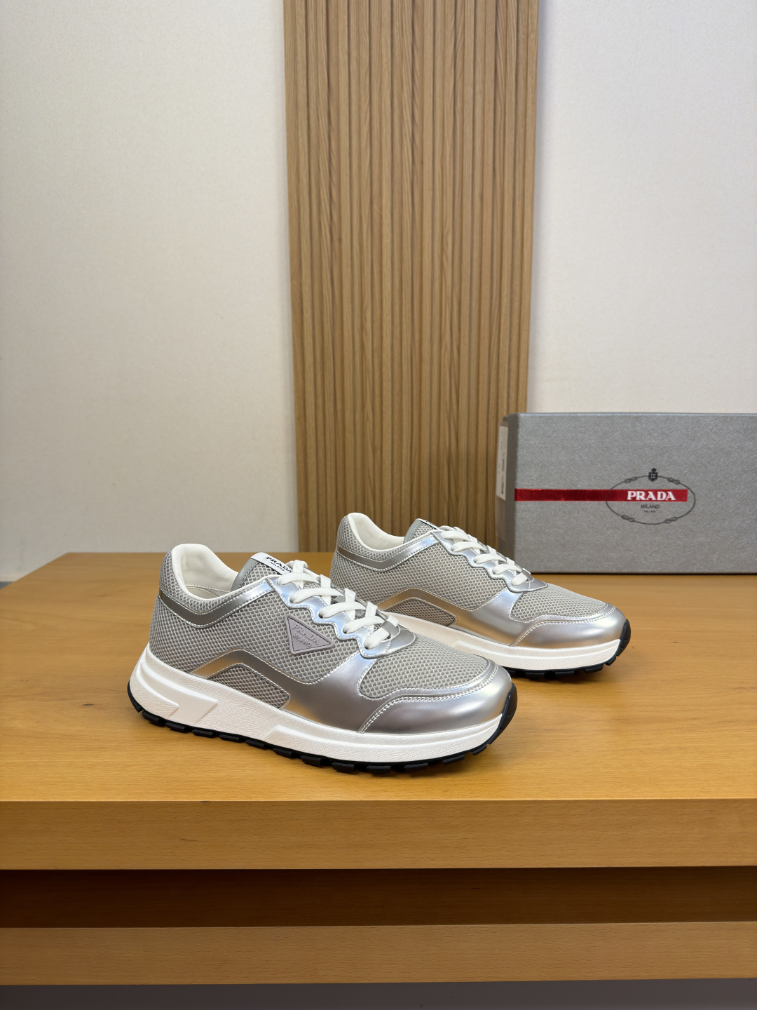 NO:886576,[PRADA] Prada - High-end quality original casual sports shoes - Original silver calfskin upper, shoe body. Brand high mercerized hollow mesh canvas, sewn brand plastic module, tongue. Sewn brand logo cloth label - Water-dyed cowhide lining - Ultra-light TPU foam rubber outsole; Two-color molded outsole - Ultra-high quality control, fine workmanship highlighted (high-end, luxury, grade) -Size  39-44 (38, 45, 46, can be customized)·FR0513,, prada, prada, sneakers, cowhide19860909【 PRADA】普拉达 -高端品质 原单·休闲运动鞋 -鞋面原版银色小牛皮、鞋身.品牌高丝光镂空网帆布车缝品牌塑胶模块、鞋舌.车缝品牌logo布标 -内里水染牛皮 -大底超轻TPU发泡·橡胶; 双色成型大底 -超高品控·做工精细凸显(高端·贵气·档次) -Size 39-44（38,45,46,可订做)·FR0513,,prada,prada,sneakers,cowhide,Men's shoes