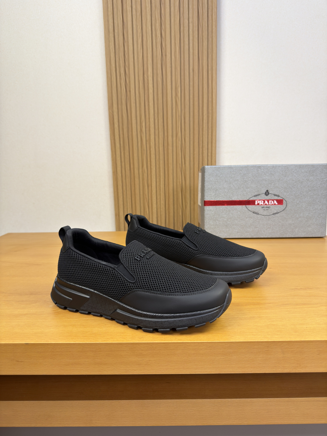 NO:886596,[PRADA] Prada - high-end quality original casual sports shoes - original nappa calfskin upper, brand high mercerized hollow mesh canvas, tongue, injection molded brand logo, heel. Brand webbing - water-dyed cowhide lining - outsole ultra-light TPU foam rubber; two-color molded outsole - ultra-high quality control, fine workmanship highlighted (high-end, luxury, grade) -Size  39-44 (38, 45, 46, can be customized)·FR0513,, prada, prada, sneakers, cowhide19860909【 PRADA】普拉达 -高端品质 原单·休闲运动鞋 -鞋面原版纳帕小牛皮、品牌高丝光镂空网帆布、鞋舌.注塑品牌logo、后跟.品牌织带 -内里水染牛皮 -大底超轻TPU发泡·橡胶; 双色成型大底 -超高品控·做工精细凸显(高端·贵气·档次) -Size 39-44（38,45,46,可订做)·FR0513,,prada,prada,sneakers,cowhide,Men's shoes