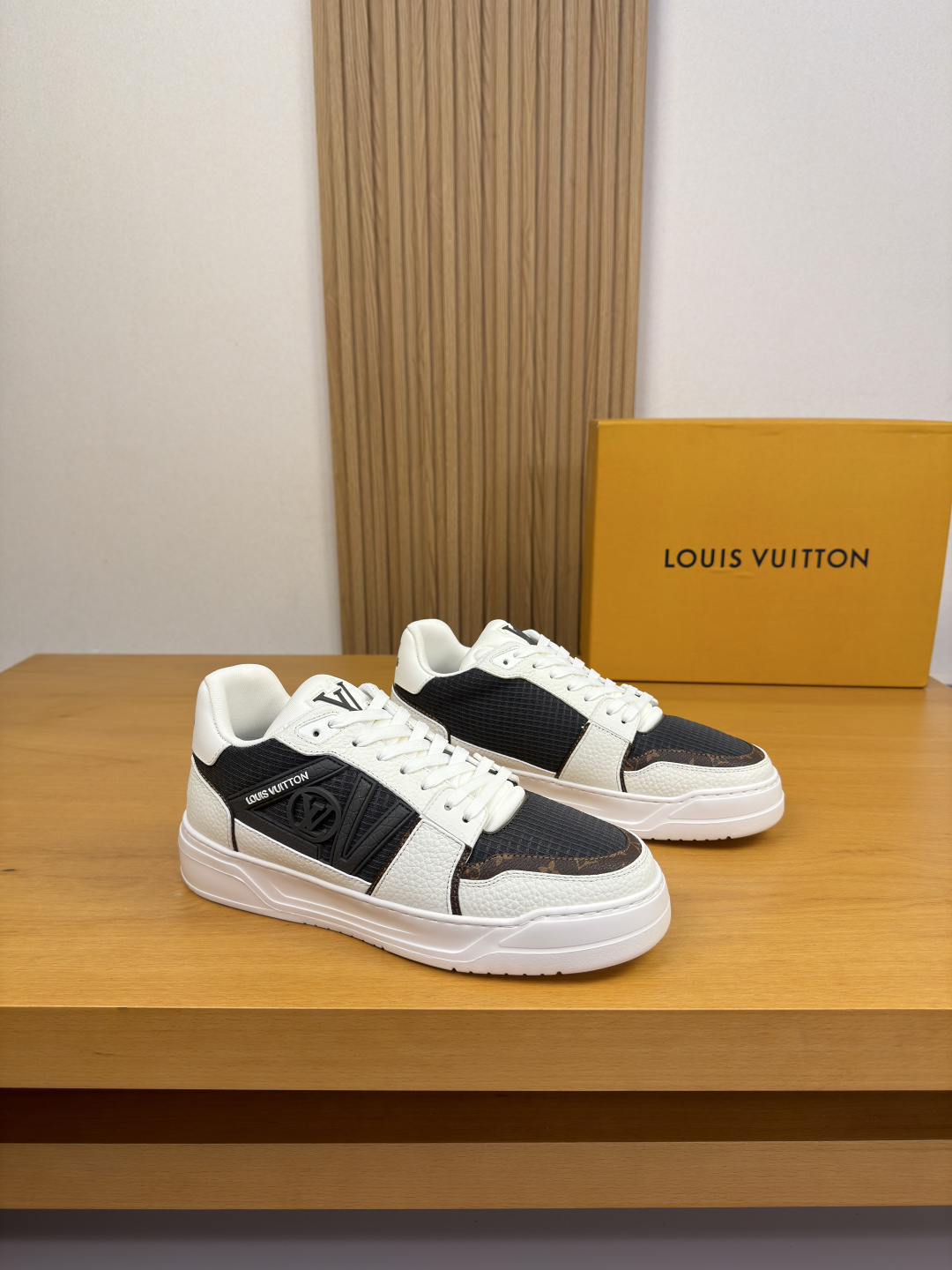 NO:887010,[Louis Vuitton] Louis Vuitton - high-end quality original casual sports shoes - original pebbled calfskin upper, brand high mercerized canvas, tongue, shoe body, sewn brand plastic module, heel; silk screen high frequency brand totem - lining brand canvas - outsole ultra-light original TPU foam; molded outsole - ultra-high quality control, fine workmanship highlighted (high-end, luxury, grade) -Size  39-44 (38,45, can be customized)·L0111,,louis vuitton,louis vuitton,sneakers,cowhide19860909【Louis Vuitton】路易威登 -高端品质 原单·休闲运动鞋 -鞋面原版荔纹小牛皮、品牌高丝光网帆布、鞋舌.鞋身.车缝品牌塑胶模块、后跟；丝印高周波品牌图腾 -内里品牌帆布 -大底超轻原版TPU发泡；成型大底 -超高品控·做工精细凸显(高端·贵气·档次) -Size 39-44（38,45,可订做)·L0111,,louis vuitton,louis vuitton,sneakers,cowhide,Men's shoes