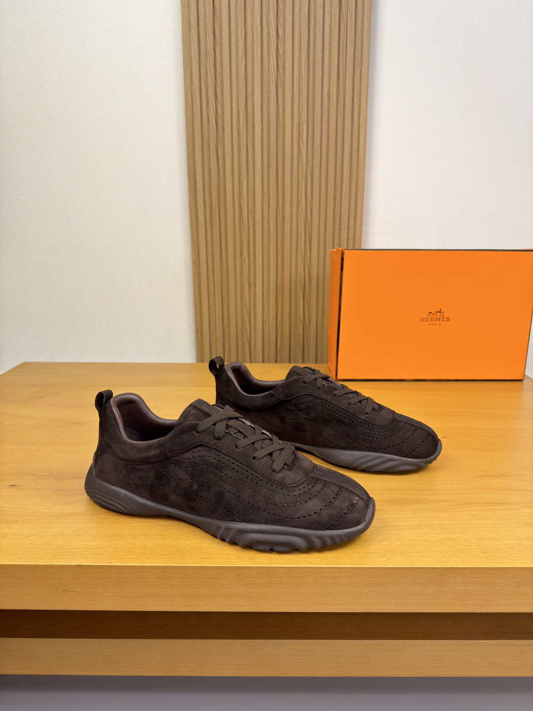 NO:887019,[HERMES] Hermès - high-end quality original order casual sports shoes - upper with high mercerized suede sheepskin, pure hand-punching process, tongue, heel, brand logo webbing - water-dyed cowhide inside - outsole ultra-light TPR rubber; molded outsole - ultra-high quality control, fine workmanship (high-end, luxury, grade) -Size  39-44 (38,45,46,47, can be customized)·H0183,,hermes,hermes,sneakers,cowhide,sheepskin19860909【 HERMES】爱马仕 -高端品质 原单·休闲运动鞋 -鞋面高丝光反绒羊皮、纯手工打孔工艺、鞋舌.后跟.品牌logo织带 -内里水染牛皮 -大底超轻TPR·橡胶；成型大底 -超高品控·做工精细凸显(高端·贵气·档次) -Size 39-44（38,45,46,47,可订做)·H0183,,hermes,hermes,sneakers,cowhide,sheepskin,Men's shoes