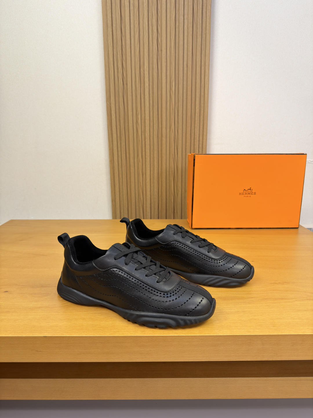 NO:887027,[HERMES] Hermès - high-end quality original order casual sports shoes - upper Nappa calfskin, pure hand-punching technology, tongue, heel, brand logo webbing - water-dyed cow suede inside - outsole ultra-light TPR rubber; molded outsole - ultra-high quality control, fine workmanship highlighted (high-end, luxury, grade) -Size  39-44 (38,45,46,47, can be customized)·H0183,,hermes,hermes,sneakers,cowhide19860909【 HERMES】爱马仕 -高端品质 原单·休闲运动鞋 -鞋面纳帕小牛皮、纯手工打孔工艺、鞋舌.后跟.品牌logo织带 -内里水染牛反绒 -大底超轻TPR·橡胶；成型大底 -超高品控·做工精细凸显(高端·贵气·档次) -Size 39-44（38,45,46,47,可订做)·H0183,,hermes,hermes,sneakers,cowhide,Men's shoes