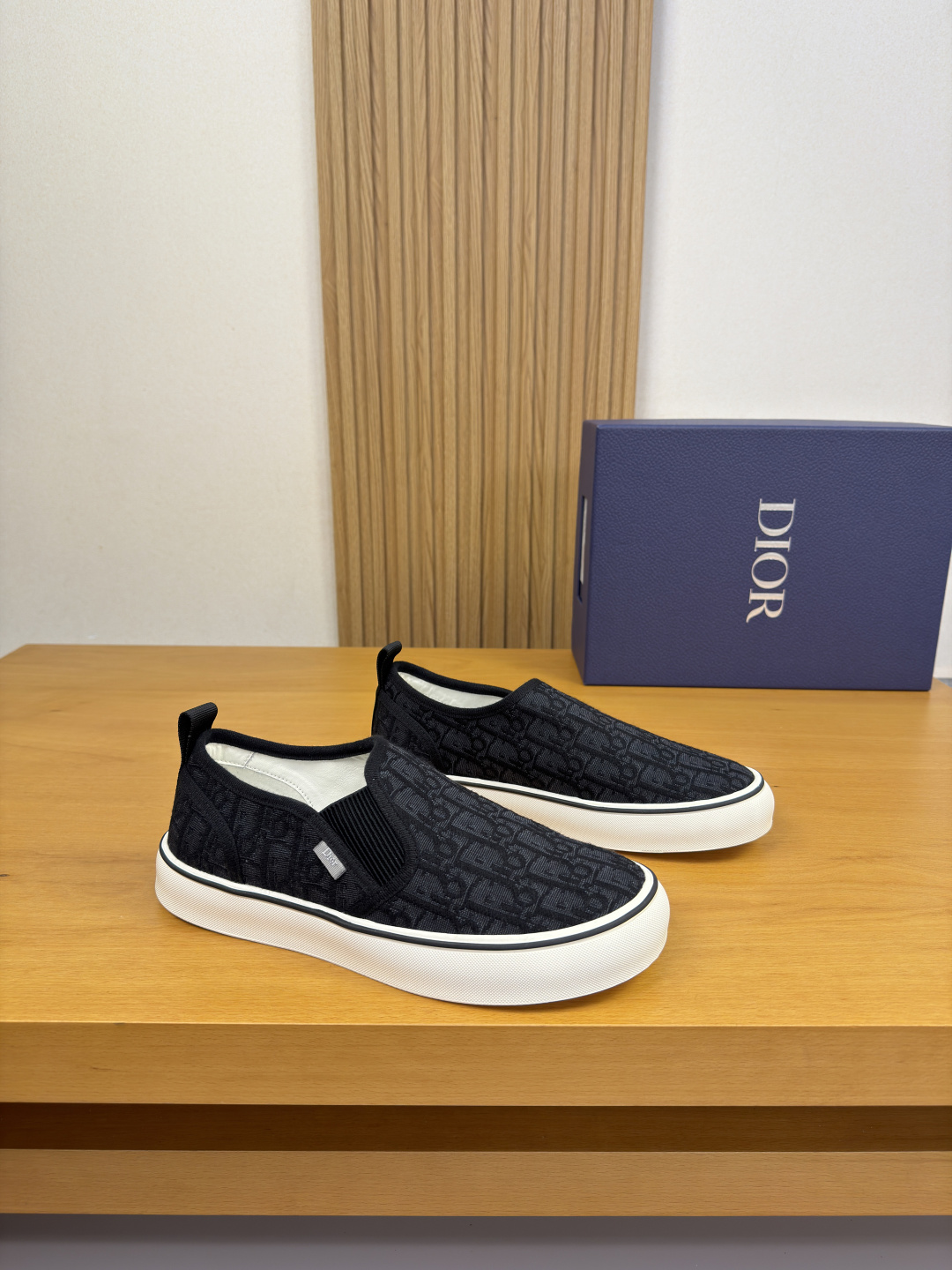 NO:887037,[Dior] Dior - high-end quality original casual sports sneakers - original high mercerized brand totem fabric on the upper, shoe collar, car hemming process, heel, brand webbing - water-dyed cowhide inside, foot pads; brand canvas - original ultra-light TPR rubber; two-color molded outsole - ultra-high quality control, fine workmanship highlighted (high-end, luxury, grade) -Size  39-44 (38, 45, can be customized)·DR0617,,dior,dior,cowhide19860909【 Dior】迪奥 -高端品质 原单·休闲运动板鞋 -鞋面原版高丝光品牌图腾布匹、鞋口.车包边工艺、后跟.品牌织带 -内里水染牛皮,垫脚；品牌帆布 -原版超轻TPR·橡胶；双色成型大底 -超高品控·做工精细凸显(高端·贵气·档次) -Size 39-44（38、45,可订做)·DR0617,,dior,dior,cowhide,Men's shoes