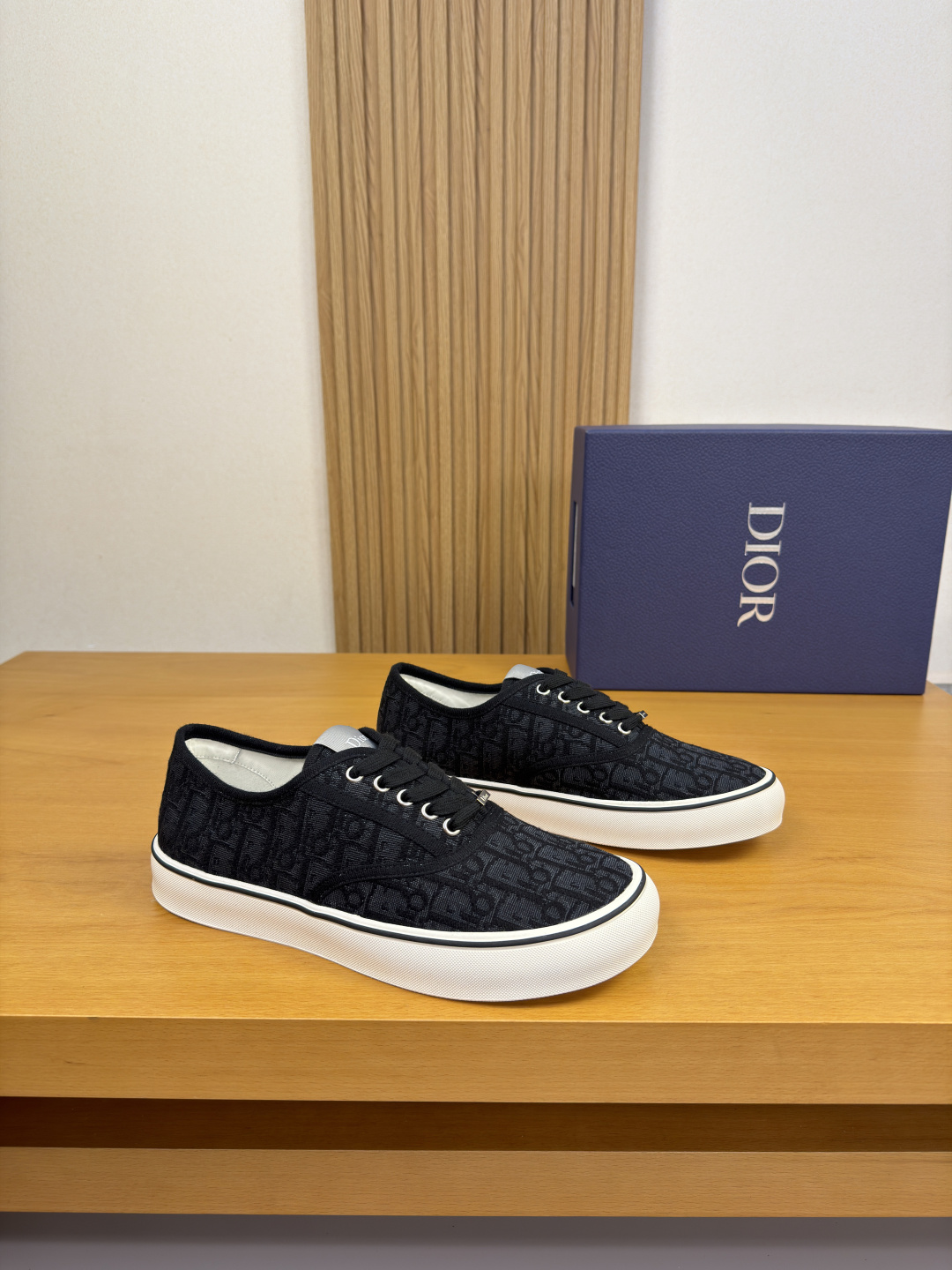 NO:887047,[Dior] Dior - high-end quality original casual sports sneakers - original high mercerized brand totem fabric on the upper, brand metal logo fasteners, shoe mouth, car hemming process, heel. Brand webbing - water-dyed cowhide inside, feet; brand canvas - original ultra-light TPR rubber; two-color molded outsole - ultra-high quality control, fine workmanship highlighted (high-end, luxury, grade) -Size  39-44 (38, 45, can be customized)·DR0617,,dior,dior,cowhide19860909【 Dior】迪奥 -高端品质 原单·休闲运动板鞋 -鞋面原版高丝光品牌图腾布匹、品牌金属logo扣件、鞋口.车包边工艺、后跟.品牌织带 -内里水染牛皮,垫脚；品牌帆布 -原版超轻TPR·橡胶；双色成型大底 -超高品控·做工精细凸显(高端·贵气·档次) -Size 39-44（38、45,可订做)·DR0617,,dior,dior,cowhide,Men's shoes