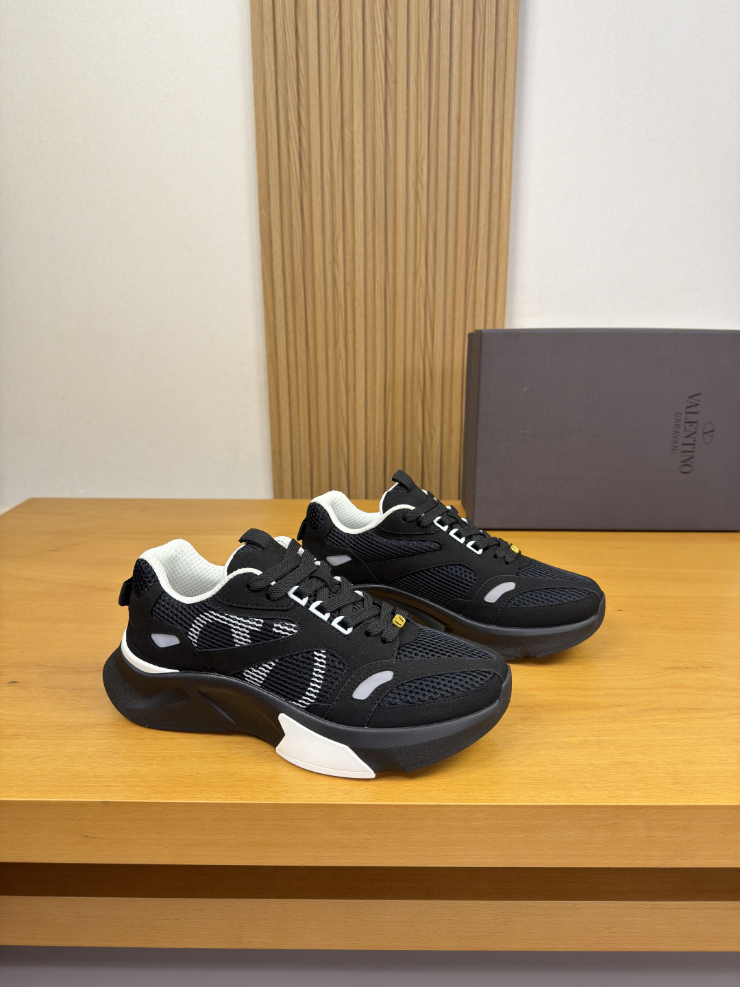 NO:887373,[VALENTION] Valentino - high-end quality original order casual sports shoes - upper environmentally friendly fabric leather, brand hollow mesh canvas cloth, shoe body color printed brand totem, tongue.  -Size39-44 (38,45, can be customized)·VL03858,,valentino,valentino,sneakers19860909【VALENTION】华伦天奴 -高端品质 原单·休闲运动鞋 -鞋面环保织物皮料、品牌镂空网帆布布匹、鞋身彩印品牌图腾、鞋舌.后跟.品牌织带 -内里品牌帆布 -大底超轻TPU发泡·橡胶；双色成型大底 -超高品控·做工精细凸显(高端·贵气·档次) -Size39-44（38,45,可订做)·VL03858,,valentino,valentino,sneakers,Men's shoes