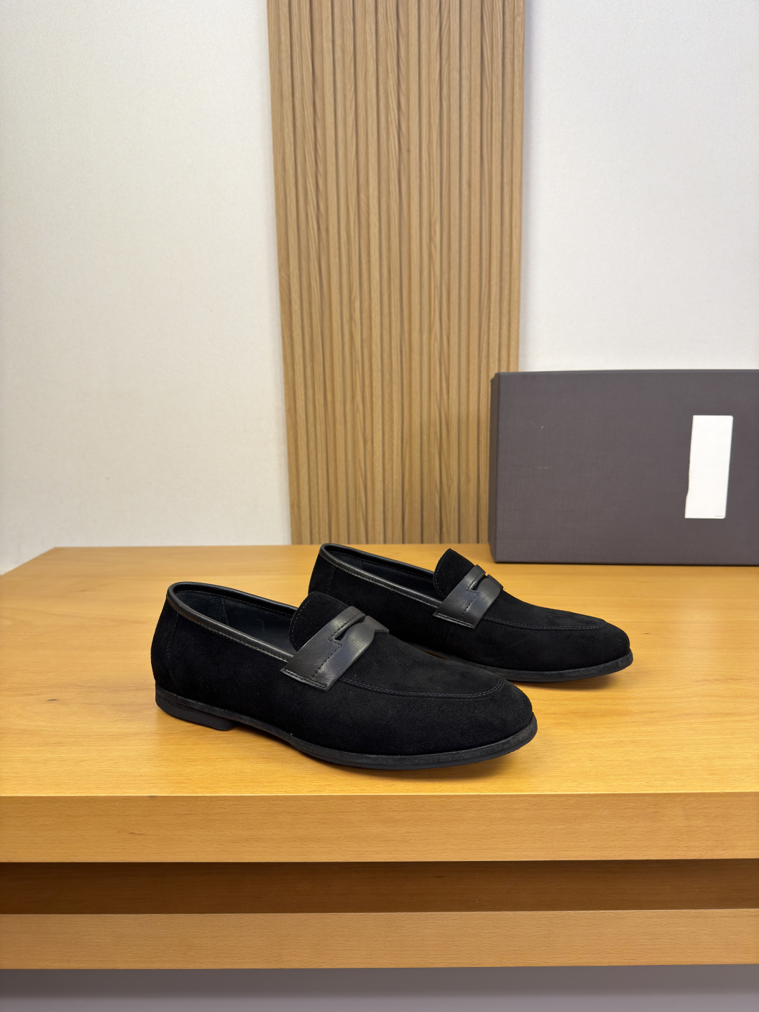 NO:887389,[BOTTEGA VENETA] Bottega Veneta - High-end quality original and formal leather shoes - Upper original Nappa calfskin, high mercerized suede calfskin, branded cross-arm decoration - Water-dyed cowhide inside - Outsole ultra-light TPR rubber·genuine leather; combined molded leather outsole - Super high quality control, fine workmanship highlighted (high-end, luxury, grade) -Size38-44 (45,46, can be customized),,bottega  veneta,cowhide,leather soles19860909【BOTTEGA VENETA】宝缇嘉 -高端品质 原单·正装皮鞋 -鞋面原版纳帕小牛皮、高丝光反绒小牛皮、品牌横担装饰 -内里水染牛皮 -大底超轻TPR橡胶·真皮；组合成型真皮大底 -超高品控·做工精细凸显(高端·贵气·档次) -Size38-44（45,46,可订做),,bottega veneta,cowhide,Leather soles,Men's shoes