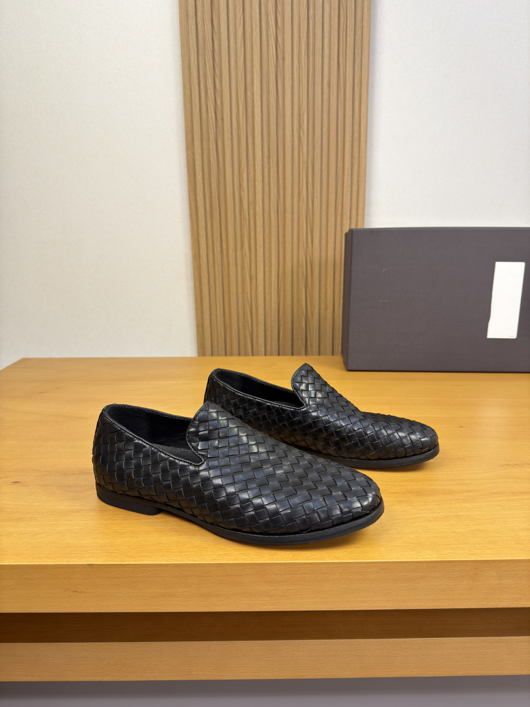 NO:887398,[BOTTEGA VENETA] Bottega Veneta - high-end quality original order, formal leather shoes - original nappa calfskin upper. Purely hand-woven weaving process, shoe edge piping - water-dyed cowhide inside - outsole ultra-light TPR rubber·genuine leather; combined molded leather outsole - ultra-high quality control, fine workmanship (high-end, luxury, grade) -Size38-44 (45,46, can be customized),, bottega  veneta,cowhide,leather soles19860909【BOTTEGA VENETA】宝缇嘉 -高端品质 原单·正装皮鞋 -鞋面原版纳帕小牛皮.纯手工编织工艺、鞋口车滚边 -内里水染牛皮 -大底超轻TPR橡胶·真皮；组合成型真皮大底 -超高品控·做工精细凸显(高端·贵气·档次) -Size38-44（45,46,可订做),,bottega veneta,cowhide,Leather soles,Men's shoes