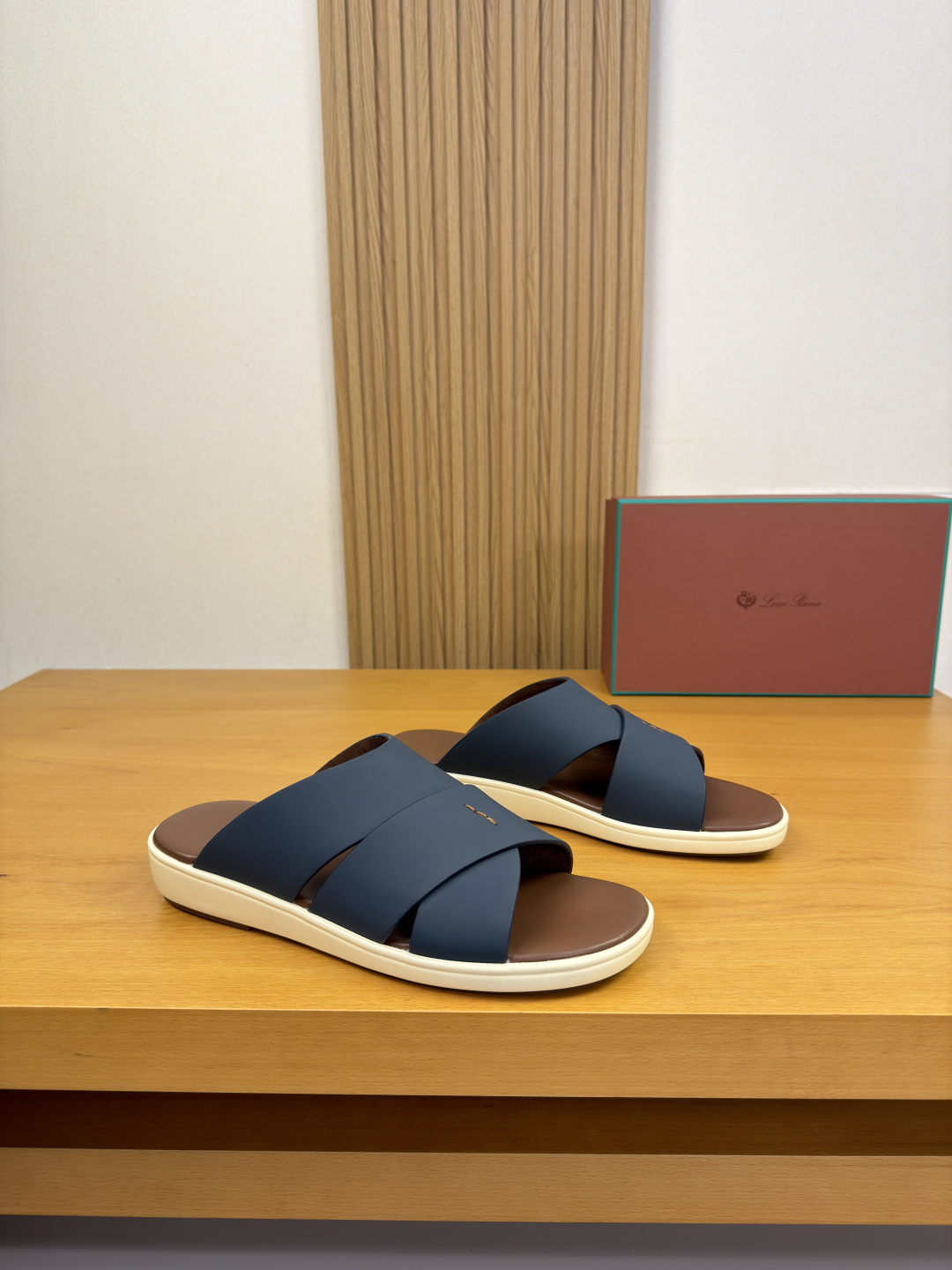 NO:887406,[Loro piana] LP Nuoyou Piana - high-end quality original single casual classic sandals - upper imported silk calfskin, hand-stitched mark thread, foot pad air pressure brand logo - suede calfskin lining - outsole ultra-light TPU covered with water table rubber; combined molded leather outsole - ultra-high quality control, fine workmanship highlighted (high-end, luxury, grade) -Size  :39-44 (38,45,46, can be customized)·L,,loro piana,loro piana,slippers,cowhide,Leather soles19860909【Loro piana】LP诺悠翩雅  -高端品质 原单·休闲经典凉拖鞋 -鞋面进口丝绸小牛皮、手工串缝马克线、垫脚空压品牌logo -内里反绒小牛皮 -大底超轻TPU包水台·橡胶；组合成型真皮大底 -超高品控·做工精细凸显(高端·贵气·档次) -Size :39-44（38,45,46,可订做)·L,,loro piana,loro piana,slippers,cowhide,Leather soles,Men's shoes
