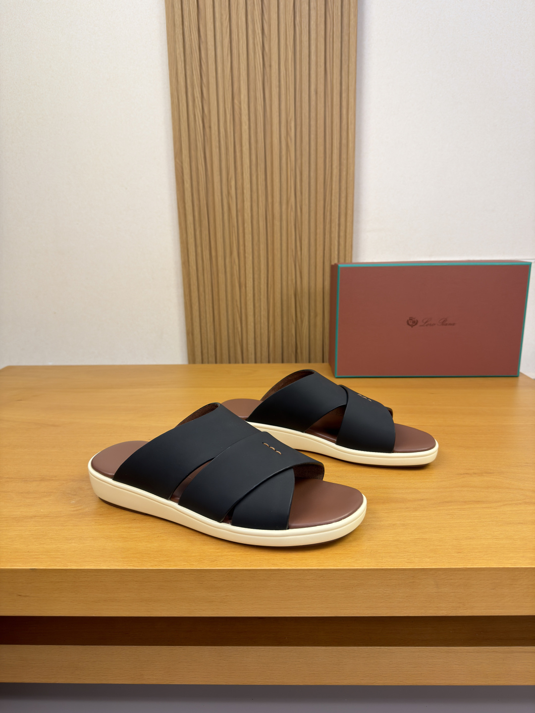 NO:887414,[Lo** pia**] LP Nuoyou** - High-end quality original order·Casual classic sandals -Upper imported silk calfskin, hand-stitched mark thread, foot pads with air compressor brand logo -Suede calfskin lining -Outsole ultra-light TPU covered water table·rubber; combined molded leather outsole -Ultra-high quality control·Fine workmanship highlights (high-end·luxury·grade) -Size  :39-44 (38, 45, 46, can be customized)·L,,loro piana,slippers,cowhide,Leather soles19860909【Lo** pia**】LP诺悠** -高端品质 原单·休闲经典凉拖鞋 -鞋面进口丝绸小牛皮、手工串缝马克线、垫脚空压品牌logo -内里反绒小牛皮 -大底超轻TPU包水台·橡胶；组合成型真皮大底 -超高品控·做工精细凸显(高端·贵气·档次) -Size :39-44（38,45,46,可订做)·L,,loro piana,slippers,cowhide,Leather soles,Men's shoes
