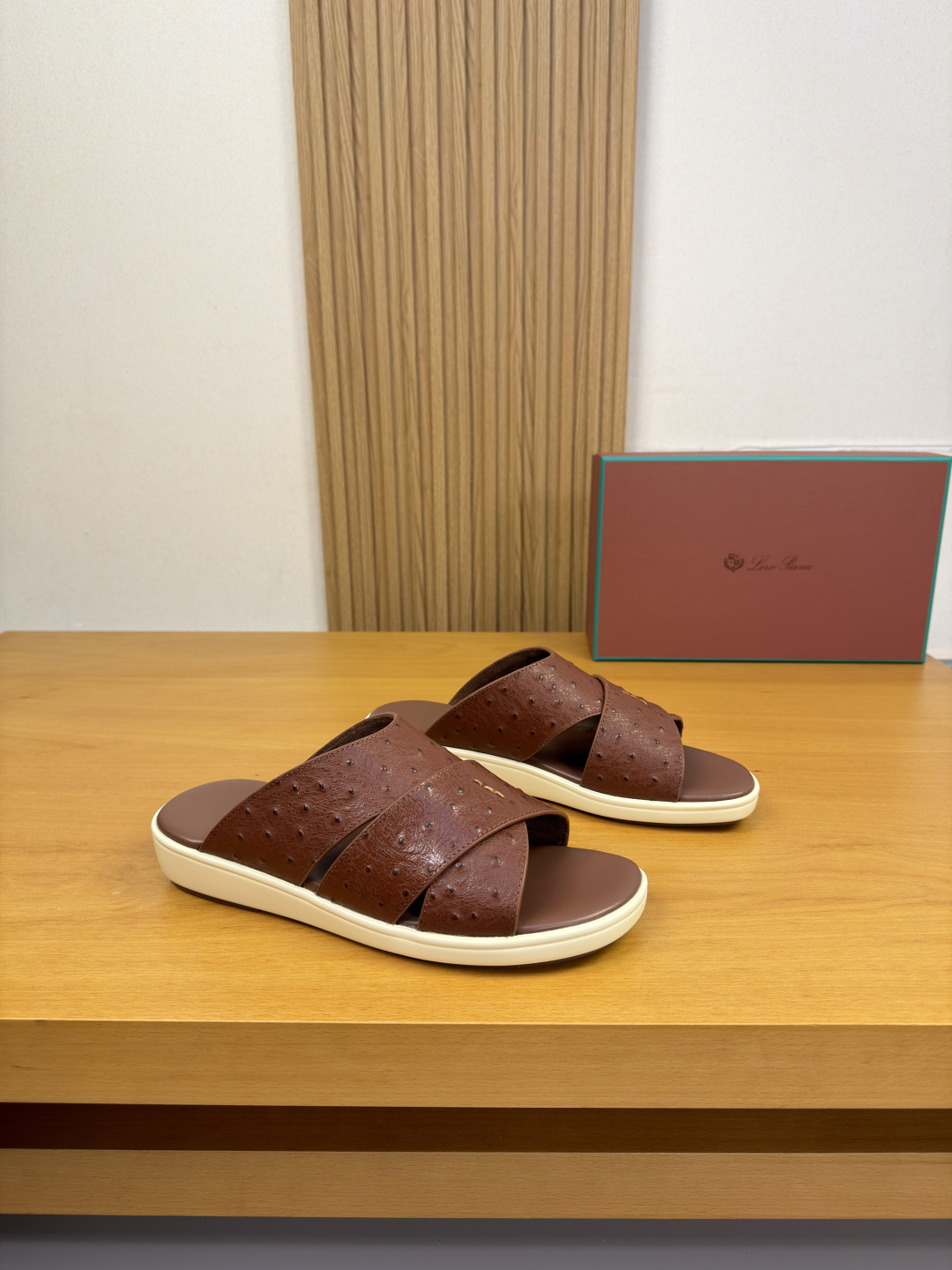 NO:887423,[Loro piana] LP Nuoyou Piana - high-end quality original single casual classic sandals - upper imported pearl grain calfskin, hand-stitched mark thread, foot pads Napa calfskin air compressor brand logo - suede calfskin lining - outsole ultra-light TPU covered with water table rubber; combined molded leather outsole - ultra-high quality control, fine workmanship highlighted (high-end, luxury, grade) -Size  :39-44 (38,45,46, can be customized)·L,,loro piana,loro piana,slippers,cowhide,Leather soles19860909【Loro piana】LP诺悠翩雅  -高端品质 原单·休闲经典凉拖鞋 -鞋面进口珍珠纹小牛皮、手工串缝马克线、垫脚纳帕小牛皮空压品牌logo -内里反绒小牛皮 -大底超轻TPU包水台·橡胶；组合成型真皮大底 -超高品控·做工精细凸显(高端·贵气·档次) -Size :39-44（38,45,46,可订做)·L,,loro piana,loro piana,slippers,cowhide,Leather soles,Men's shoes
