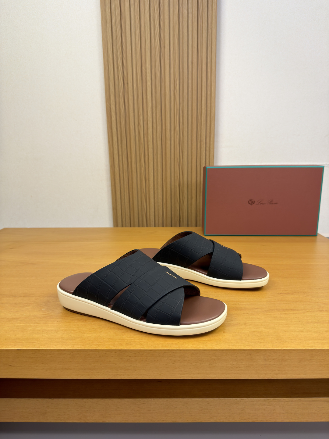 NO:887430,[Loro piana] LP Nuoyou Piana - high-end quality original single casual classic sandals - imported stone-patterned silk calfskin on the upper, hand-stitched mark thread, and Napa calfskin on the feet. Air-pressure brand logo - suede calfskin on the inside - outsole with ultra-light TPU water platform and rubber; combined molded leather outsole - ultra-high quality control and fine workmanship (high-end, luxury, grade) -Size  :39-44 (38,45,46, can be customized)·L,,loro piana,loro piana,slippers,cowhide,Leather soles19860909【Loro piana】LP诺悠翩雅  -高端品质 原单·休闲经典凉拖鞋 -鞋面进口石头纹丝绸小牛皮、手工串缝马克线、垫脚纳帕小牛皮空压品牌logo -内里反绒小牛皮 -大底超轻TPU包水台·橡胶；组合成型真皮大底 -超高品控·做工精细凸显(高端·贵气·档次) -Size :39-44（38,45,46,可订做)·L,,loro piana,loro piana,slippers,cowhide,Leather soles,Men's shoes