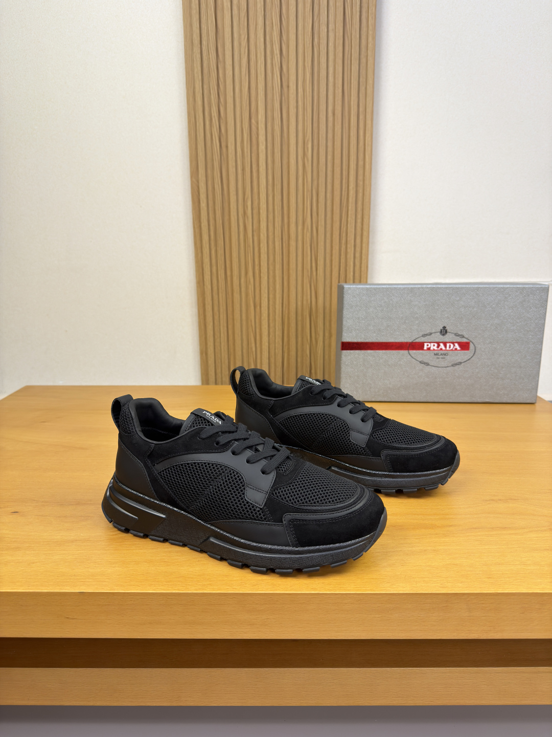 NO:887962,[PRADA] Prada - high-end quality original casual sports shoes - original nappa calfskin upper, high mercerized suede calfskin, brand hollow mesh canvas, tongue. Sewn brand logo cloth label - lining water-dyed cowhide - outsole ultra-light TPU foam rubber; two-color molded outsole - ultra-high quality control, fine workmanship highlighted (high-end, luxury, grade) -Size  39-44 (38, 45, 46, can be customized)·FR0513,, prada, prada, sneakers, cowhide19860909【 PRADA】普拉达 -高端品质 原单·休闲运动鞋 -鞋面原版纳帕小牛皮、高丝光反绒小牛皮、品牌镂空网帆布、鞋舌.车缝品牌logo布标 -内里水染牛皮 -大底超轻TPU发泡·橡胶; 双色成型大底 -超高品控·做工精细凸显(高端·贵气·档次) -Size 39-44（38,45,46,可订做)·FR0513,,prada,prada,sneakers,cowhide,Men's shoes