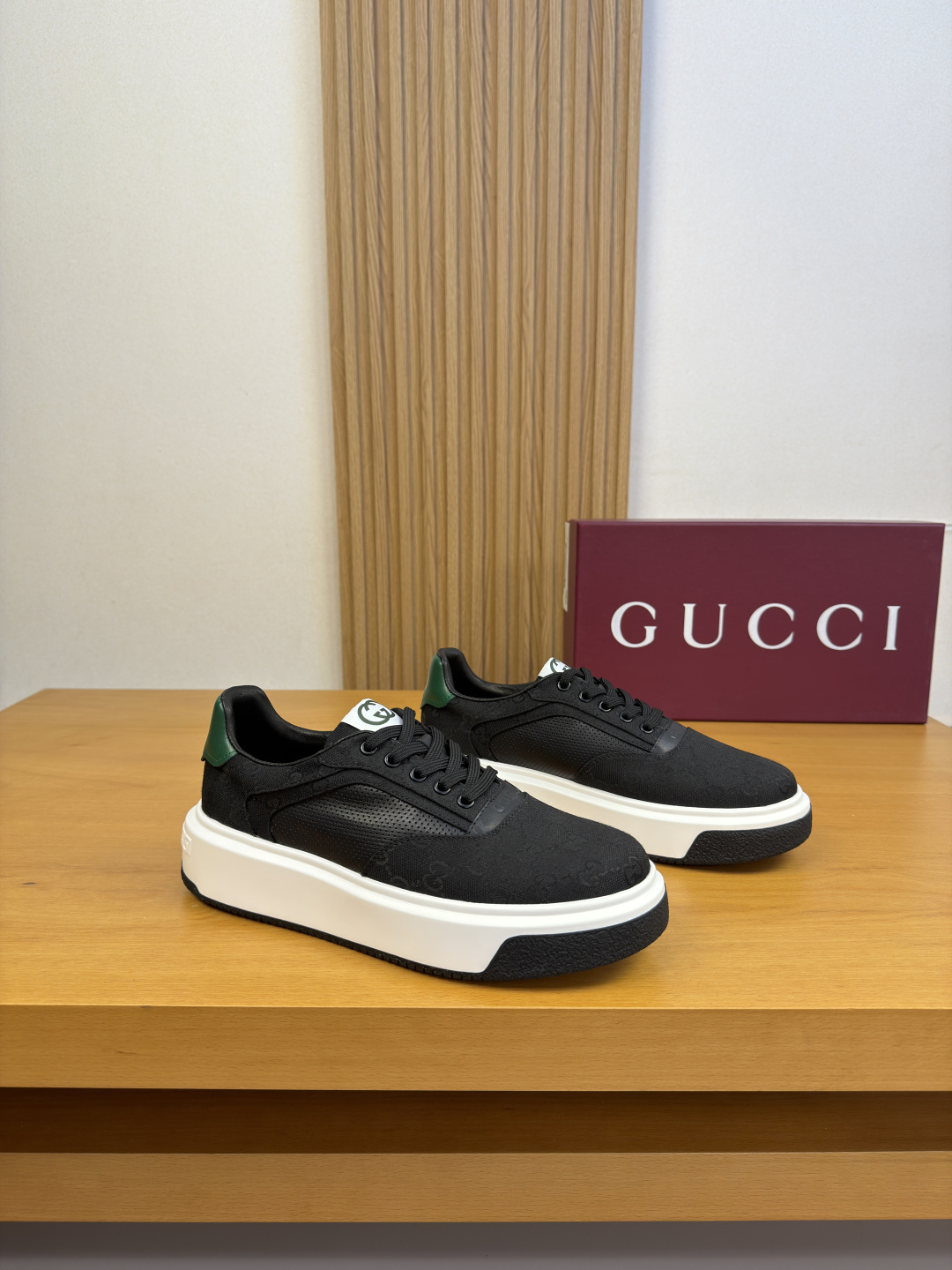NO:888670,[Gucci] Gucci - High-end quality original casual sports shoes - Original nappa calfskin upper. Air-pressured brand logo, brand totem high mercerized cloth, tongue. Brand logo cloth label - Water-dyed cowhide lining - Ultra-light TPU foam rubber outsole; two-color molded outsole - Ultra-high quality control, fine workmanship highlighted (high-end, luxury, grade) -Size  38-44 (45, can be customized)·GC0157,,gucci,gucci,sneakers,cowhide19860909【Gucci】古驰 -高端品质 原单·休闲运动鞋 -鞋面原版纳帕小牛皮.空压品牌logo、品牌图腾高丝光布匹、鞋舌.品牌logo布标 -内里水染牛皮 -大底超轻TPU发泡·橡胶；双色成型大底 -超高品控·做工精细凸显(高端·贵气·档次) -Size 38-44（45,可订做)·GC0157,,gucci,gucci,sneakers,cowhide,Men's shoes