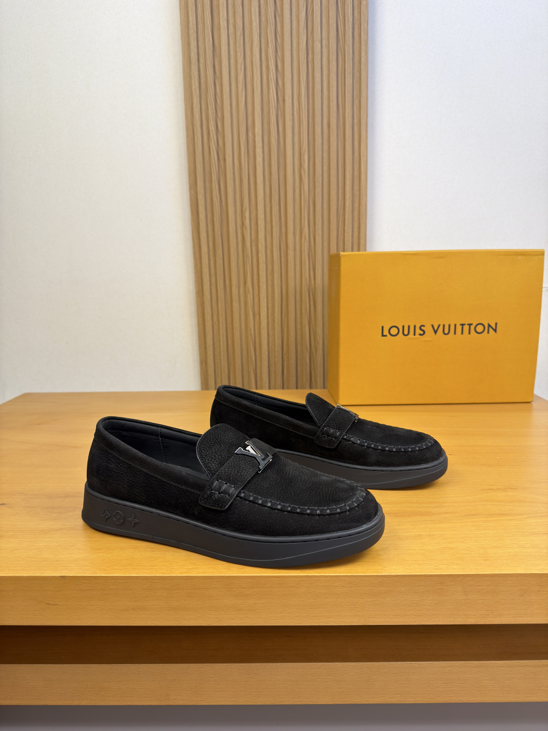 NO:888691,[Louis Vuitton] Louis Vuitton - High-end quality original casual sports sneakers - Original frosted pebbled calfskin upper, shoe leather. Hand-stitched mark thread, branded metal fastener cross-arm decoration - Water-dyed cowhide lining - Ultra-light TPR rubber outsole; Molded outsole - Ultra-high quality control, fine workmanship highlighted (high-end, luxury, grade) -Size  38-44 (45, can be customized)·L0117,,louis vuitton,louis vuitton,cowhide19860909【Louis Vuitton】路易威登 -高端品质 原单·休闲运动板鞋 -鞋面原版磨砂荔纹小牛皮、鞋丹.手工串缝马克线、品牌金属扣件横担装饰 -内里水染牛皮 -大底超轻TPR·橡胶; 成型大底 -超高品控·做工精细凸显(高端·贵气·档次) -Size 38-44（45,可订做)·L0117,,louis vuitton,louis vuitton,cowhide,Men's shoes